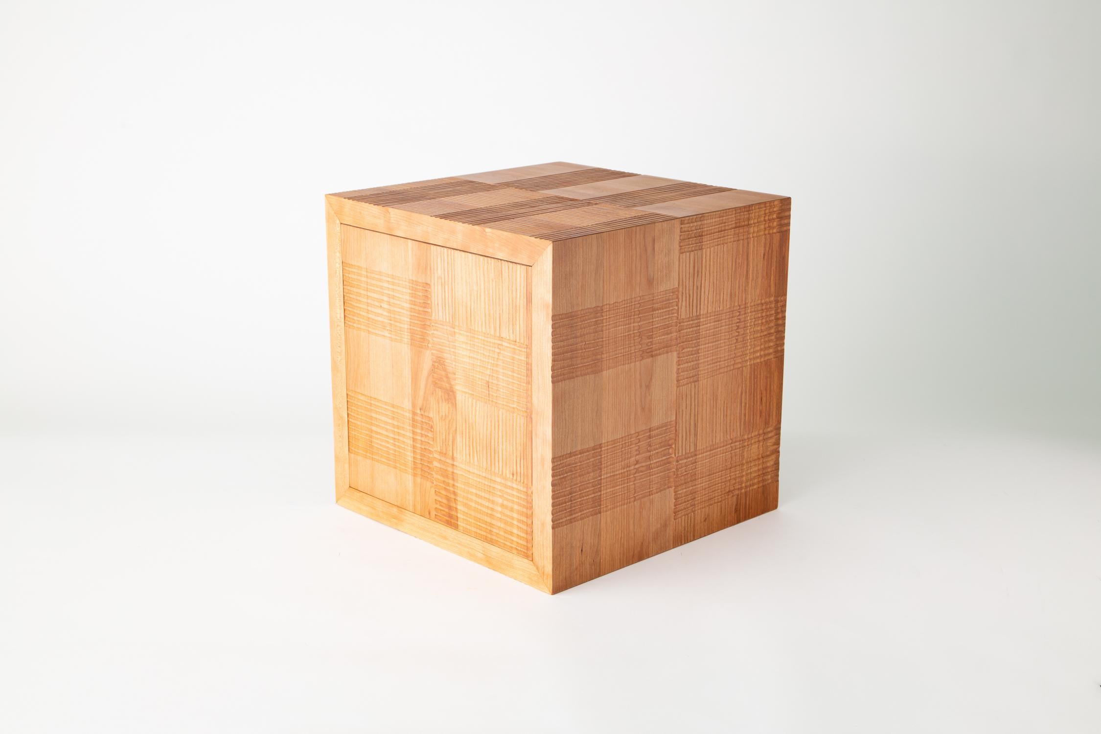 Lignes sculptées cube en bois, lignes rayées cerise

Les cubes en bois de Noah James Spencer sont des sculptures minimalistes. Fabriqués en bois uni ou à motifs sculptés, ils peuvent facilement se tenir seuls dans une pièce, mais s'ils sont