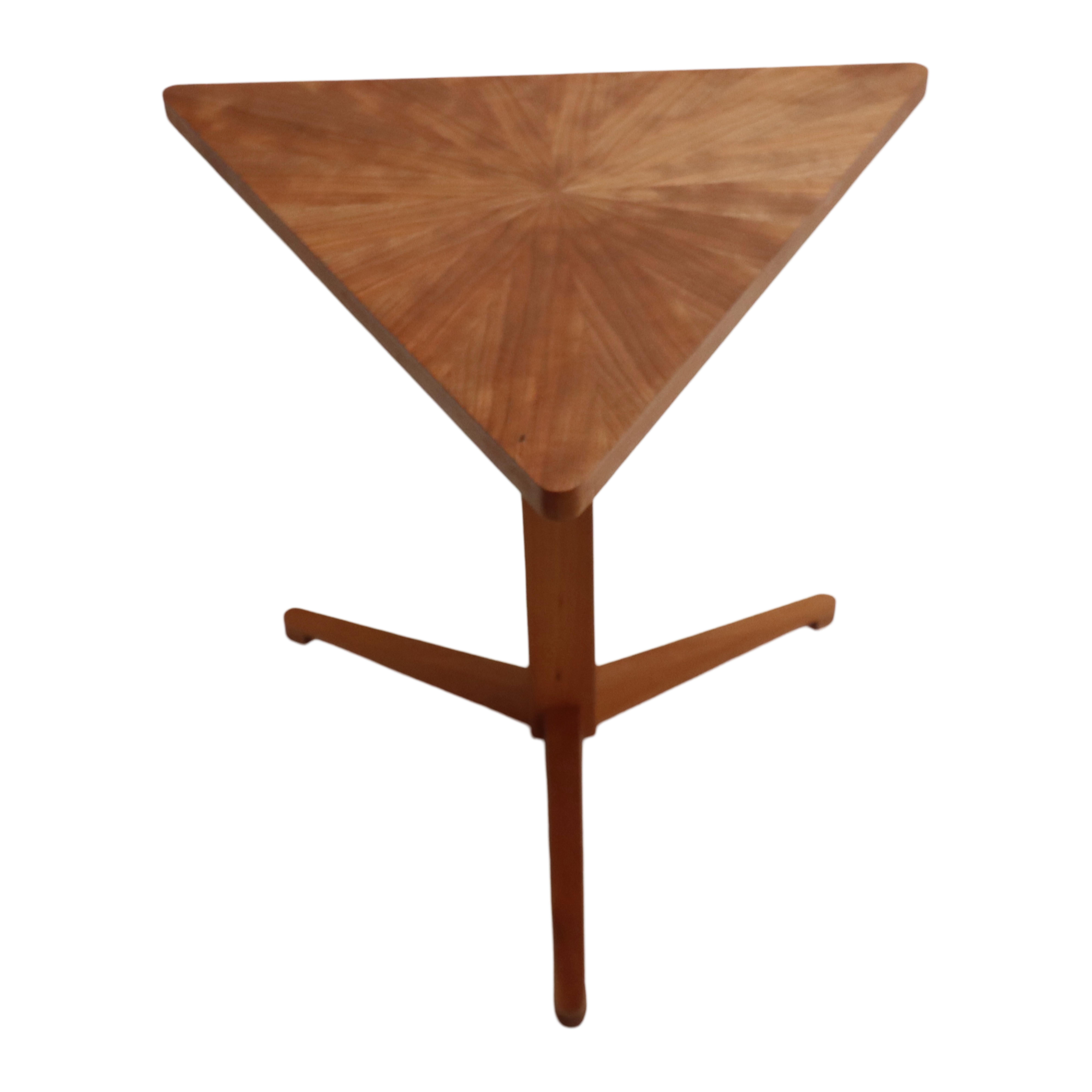 Moderne Guéridon Triform en cerisier bronzé en vente