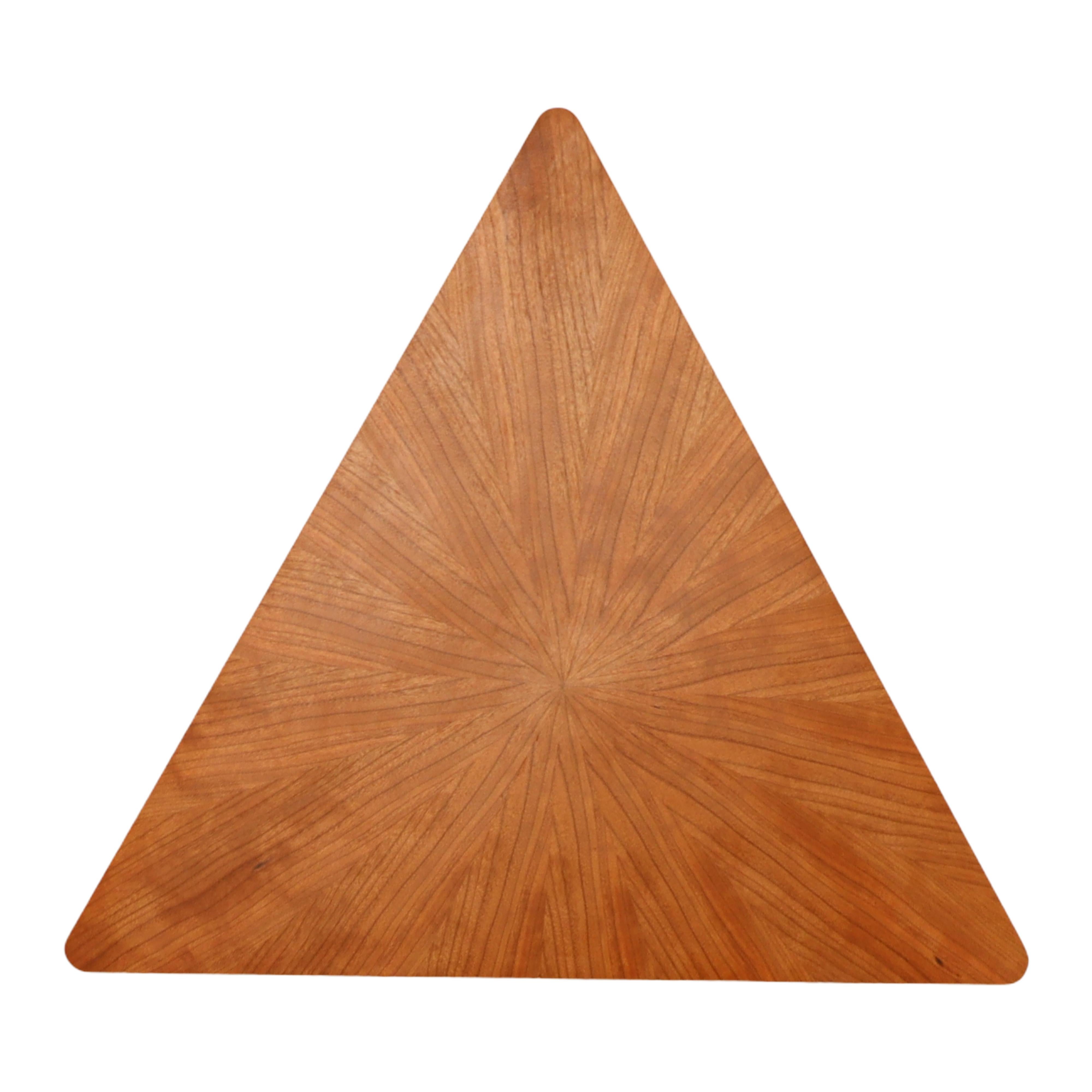 Bois de feuillus Guéridon Triform en cerisier bronzé en vente