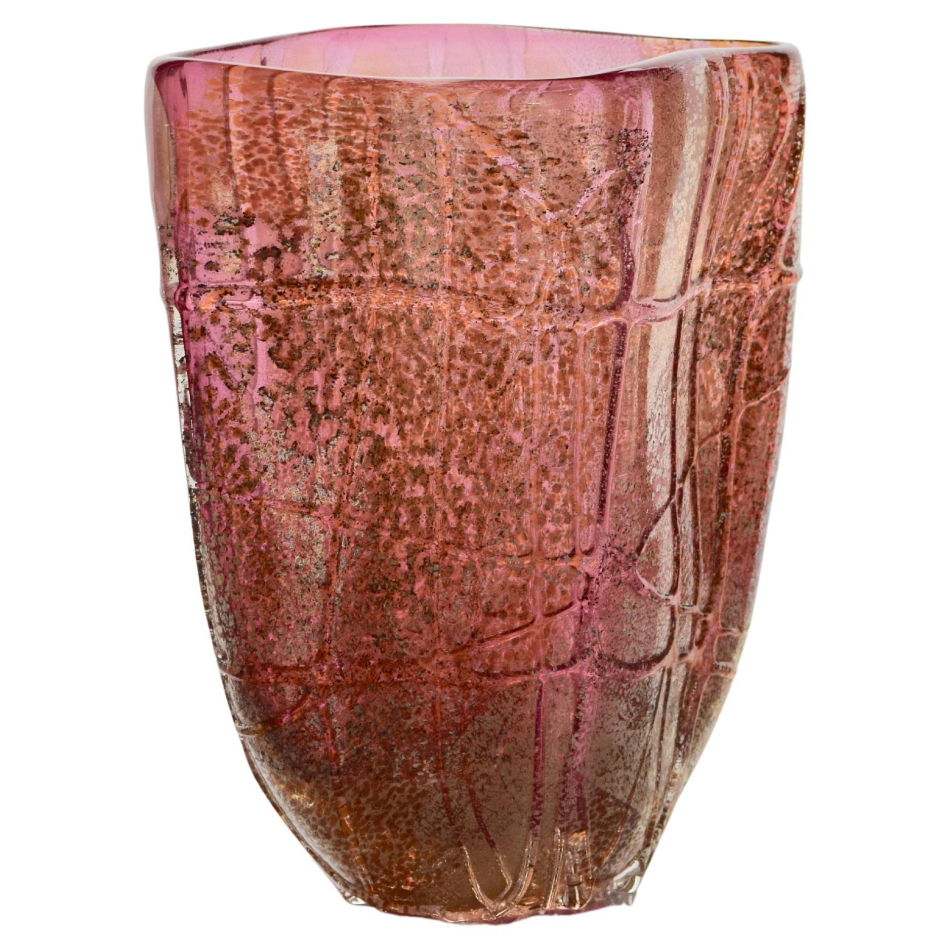 Die gezogenen Glasvasen haben sich in den letzten 30 Jahren weiterentwickelt, aber die Idee einer optisch verbesserten Oberfläche ist die gleiche geblieben. Eine farbige Glasblase wird mit Blattmetall überzogen - entweder mit reinem Silber, Kupfer