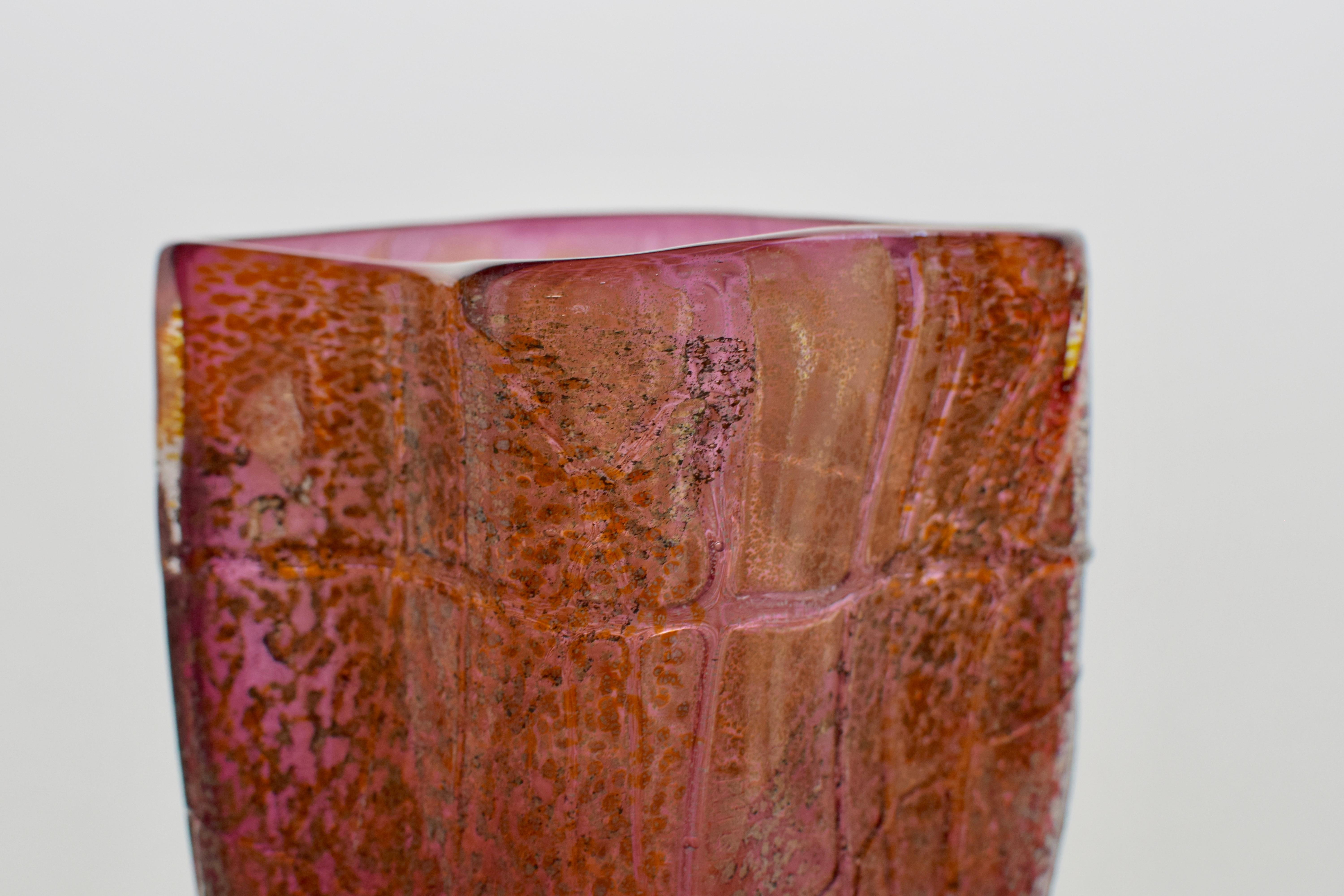 Vase aus mundgeblasenem Glas in Kirschform von James Carcass Glaskünstler (Organische Moderne) im Angebot