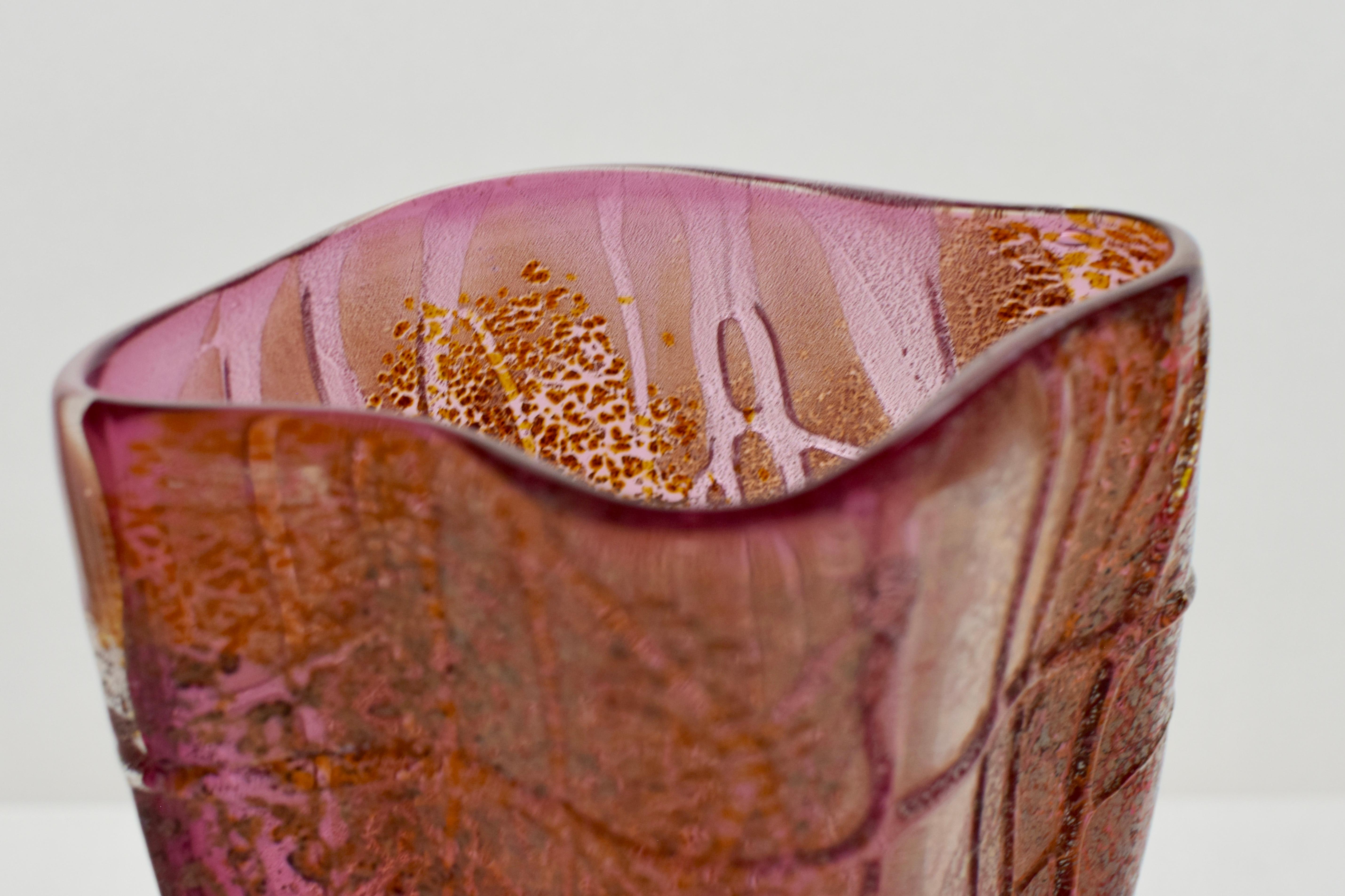 Vase aus mundgeblasenem Glas in Kirschform von James Carcass Glaskünstler (Ungarisch) im Angebot