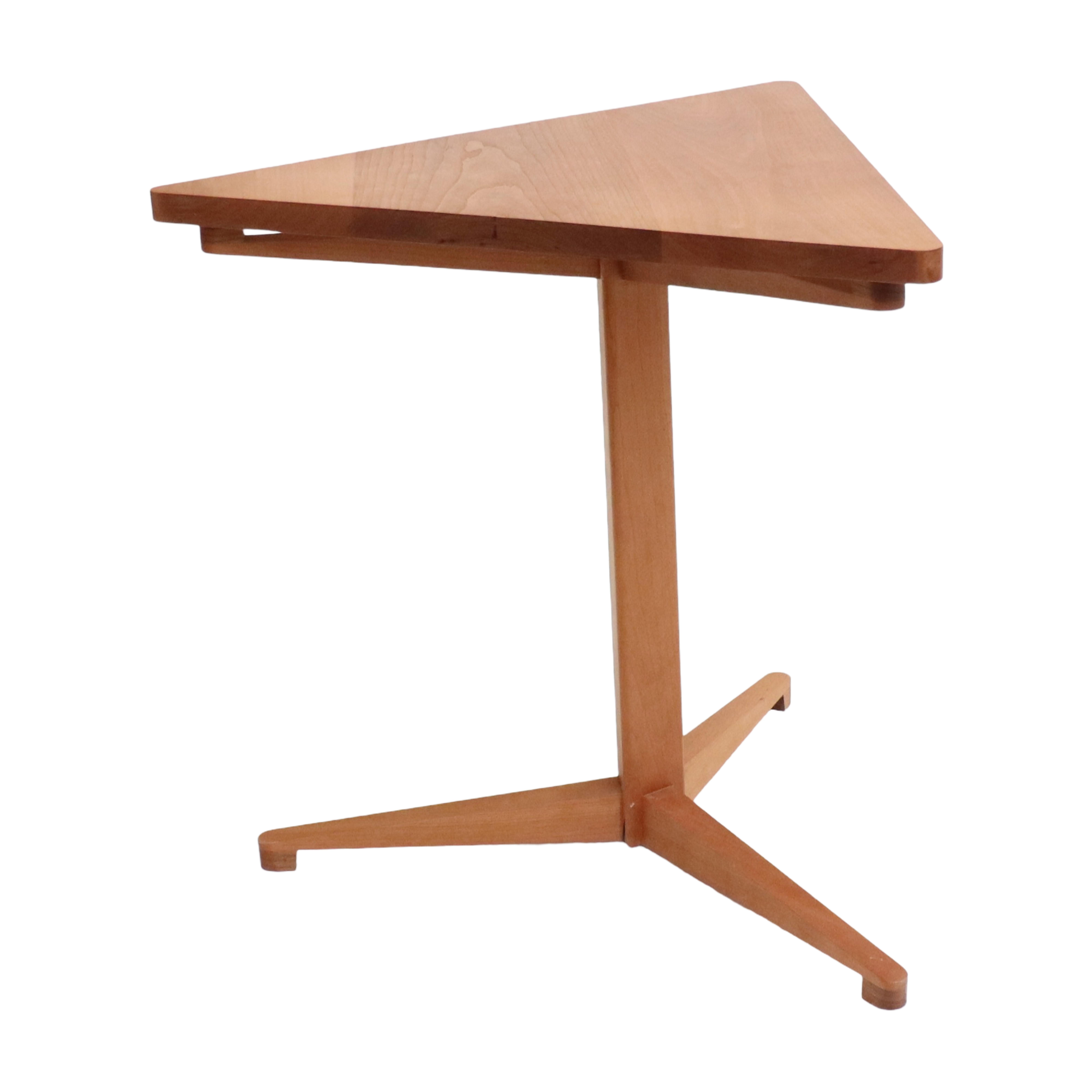 Esta mesa auxiliar con pedestal triforme de cerezo se ha elaborado con sumo cuidado y atención al detalle. Inspirado en el diseño minimalista contemporáneo, sus líneas nítidas y limpias y su simetría aportan equilibrio y armonía a tu salón. 

Los