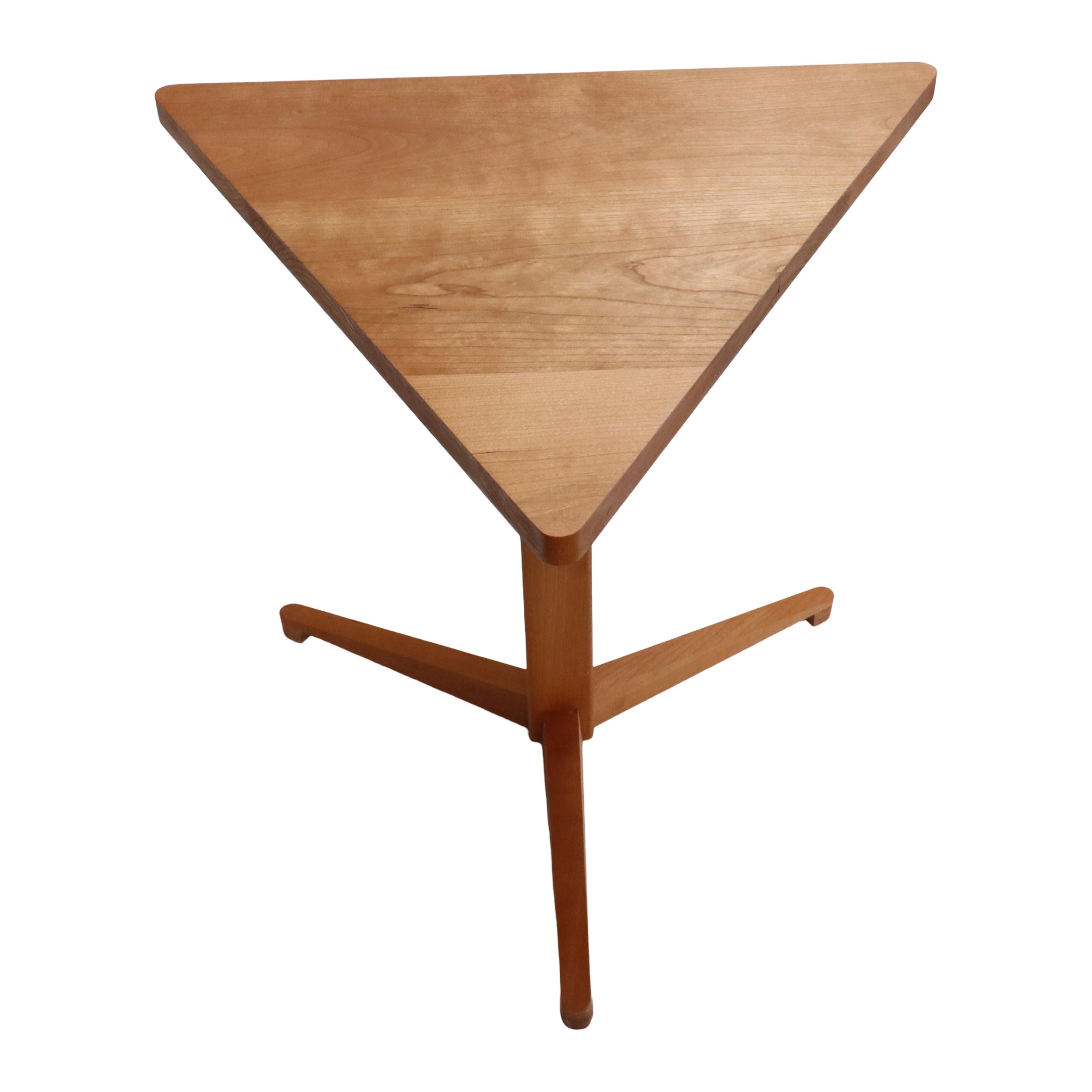 Mesa auxiliar con pedestal Triform de cerezo Moderno en venta