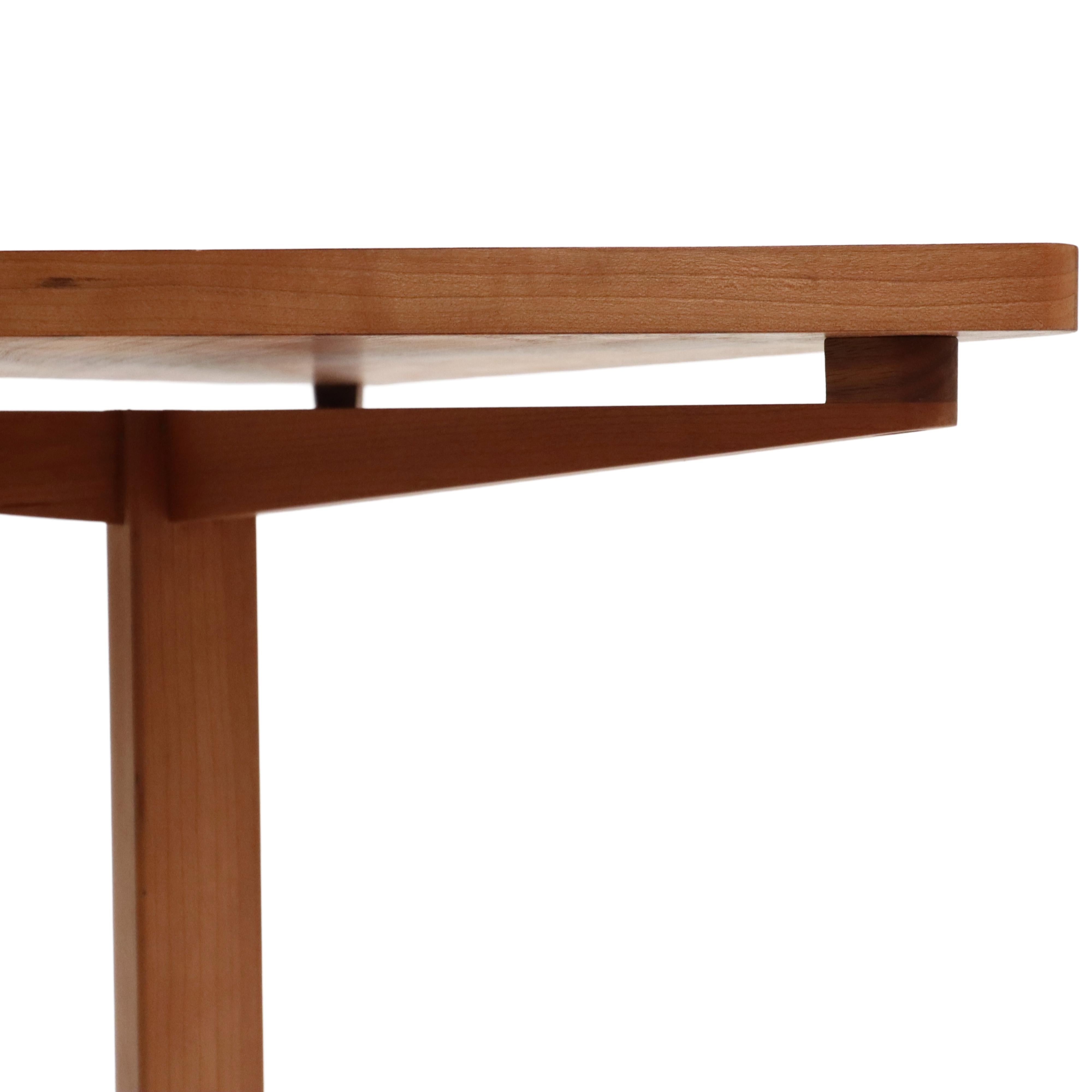 Mesa auxiliar con pedestal Triform de cerezo en Nuevo estado para la venta en Skipton, GB