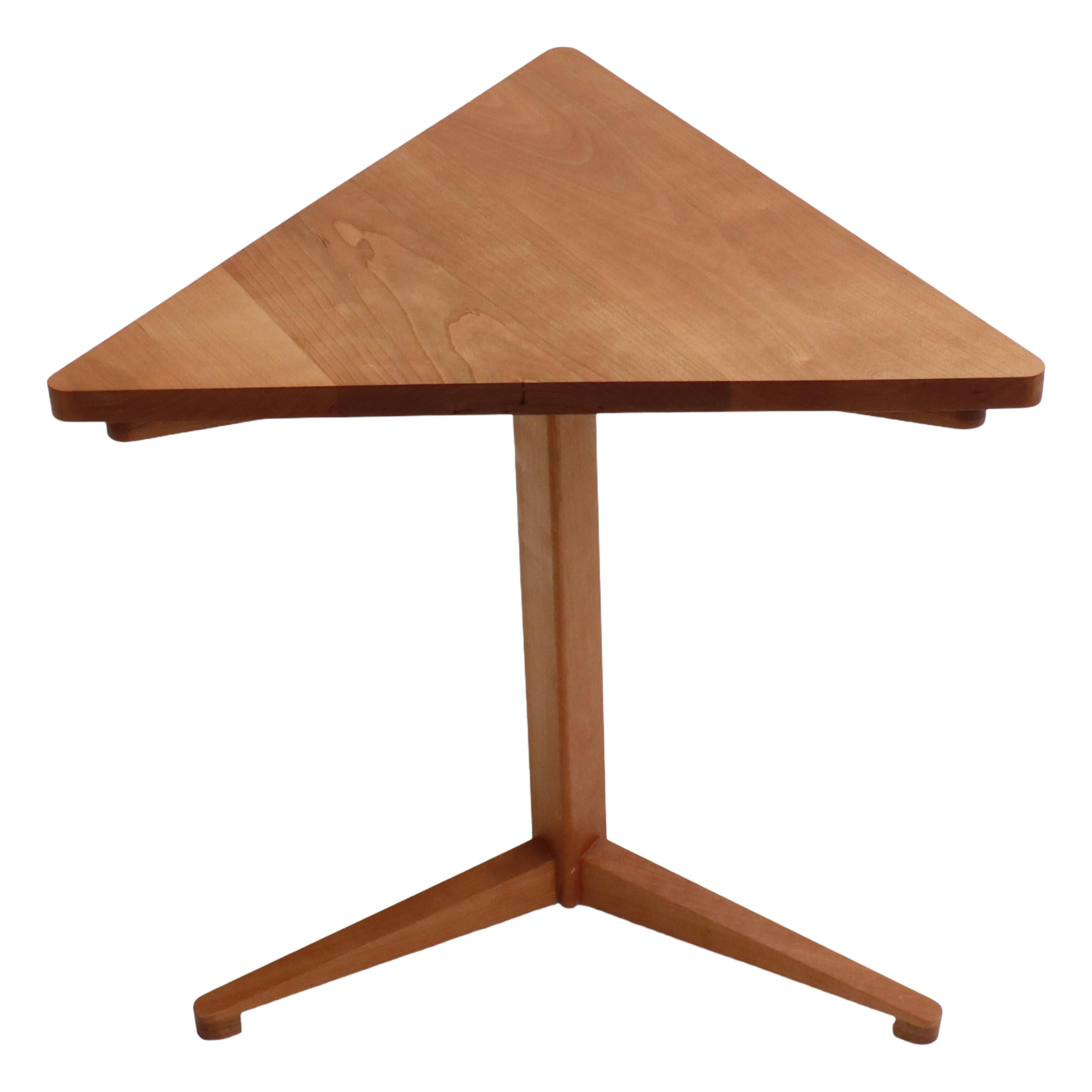Mesa auxiliar con pedestal Triform de cerezo Siglo XXI y contemporáneo en venta