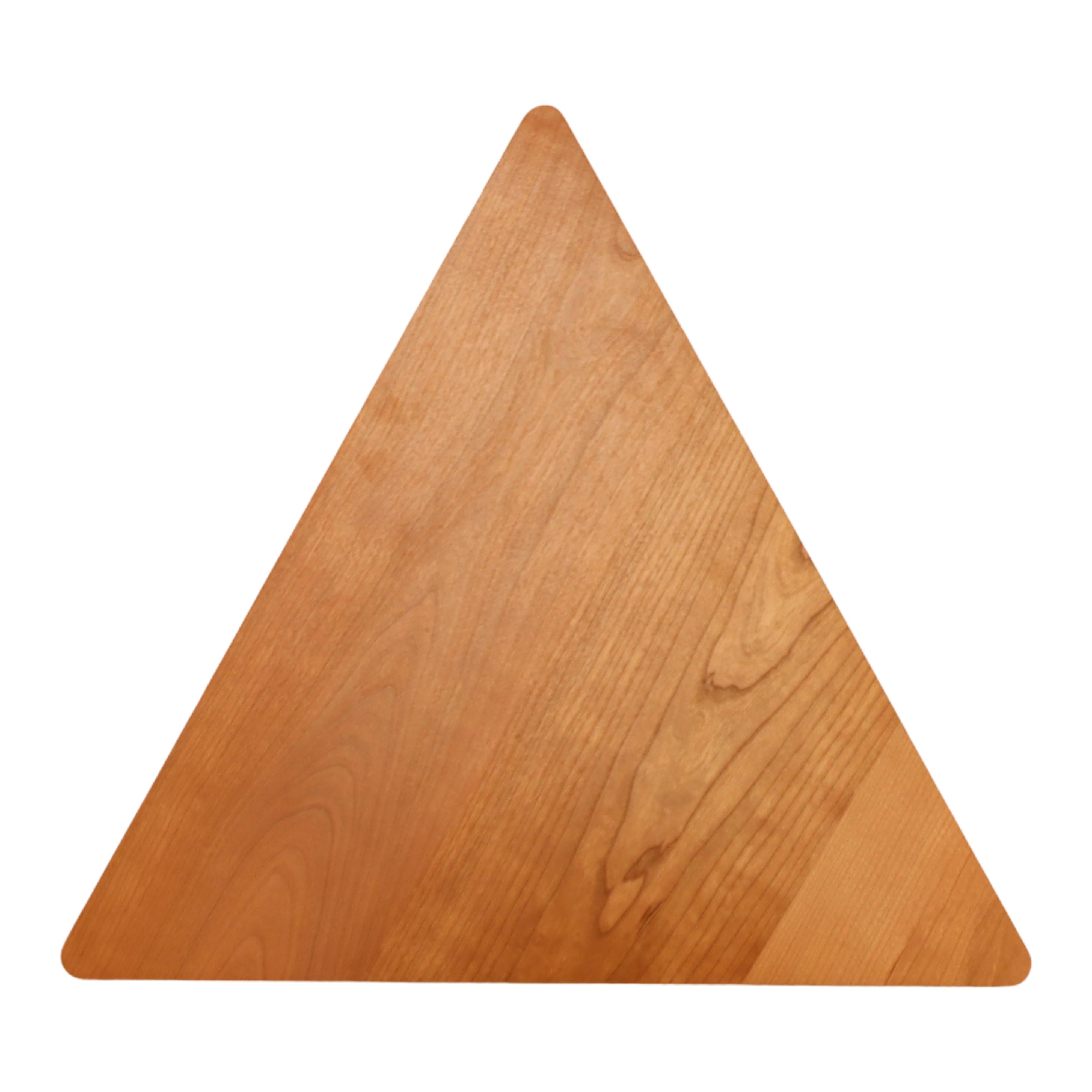 Mesa auxiliar con pedestal Triform de cerezo Madera dura en venta