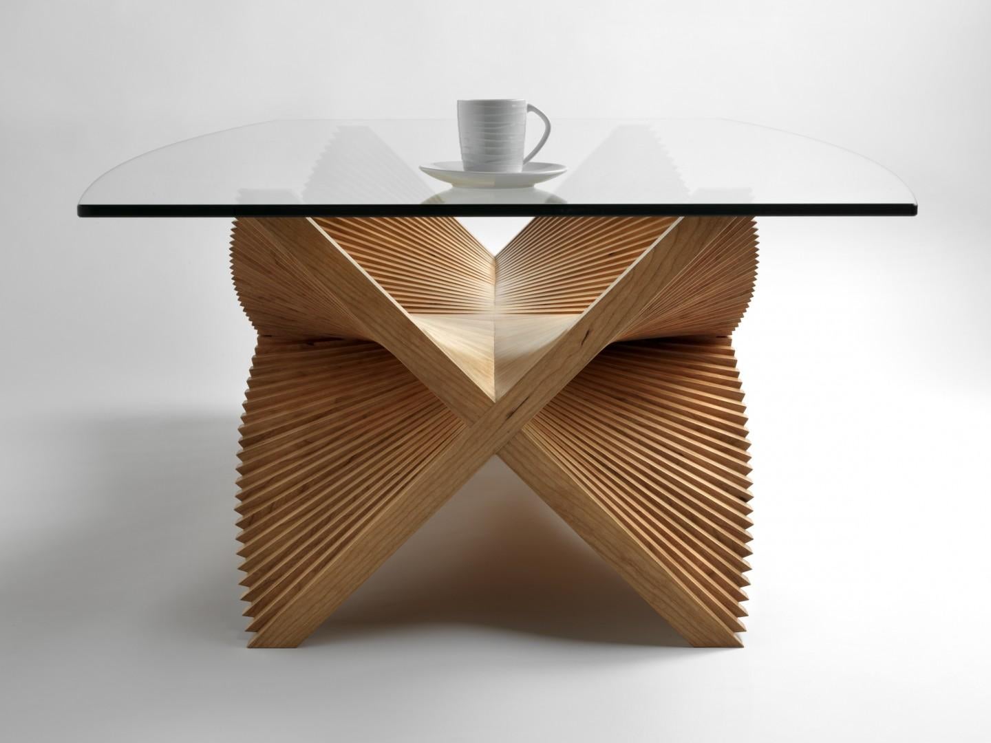 Tavolino da caffè a forma di ali battenti in ciliegio, noce e vetro di David Tragen
Dimensioni:  L 138 x P 75,5 x H 39 cm
Materiali: Ciliegio, Noce (massiccio), vetro temperato da 10 mm.
Peso: 38 kg.

Informazioni: Ha lasciato l'università con una