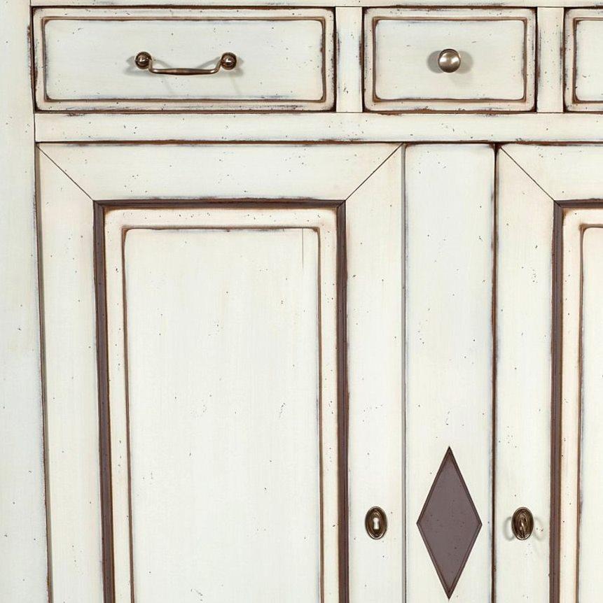 Französischer Schrank aus Kirschbaumholz mit 2 Türen und 3 Schubladen, weiß und grau lackiert (Handgefertigt) im Angebot