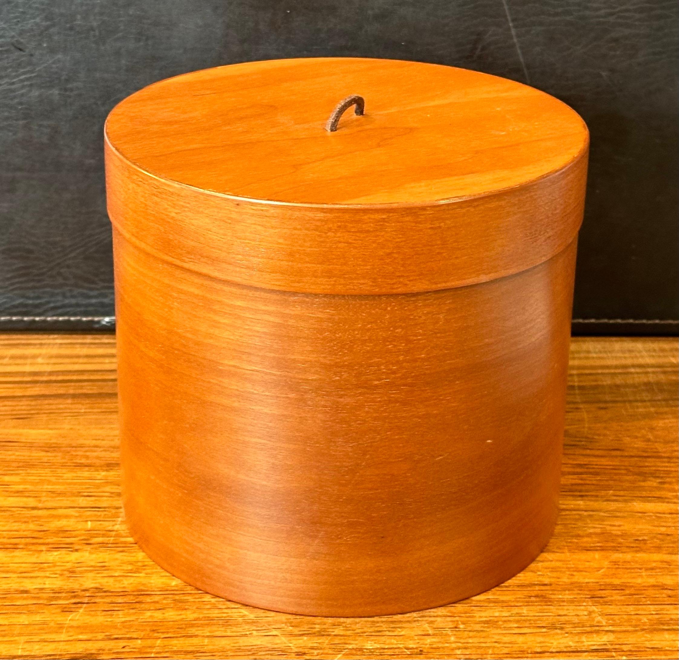 Scatola/contenitore in legno di ciliegio e cuoio in vendita 4