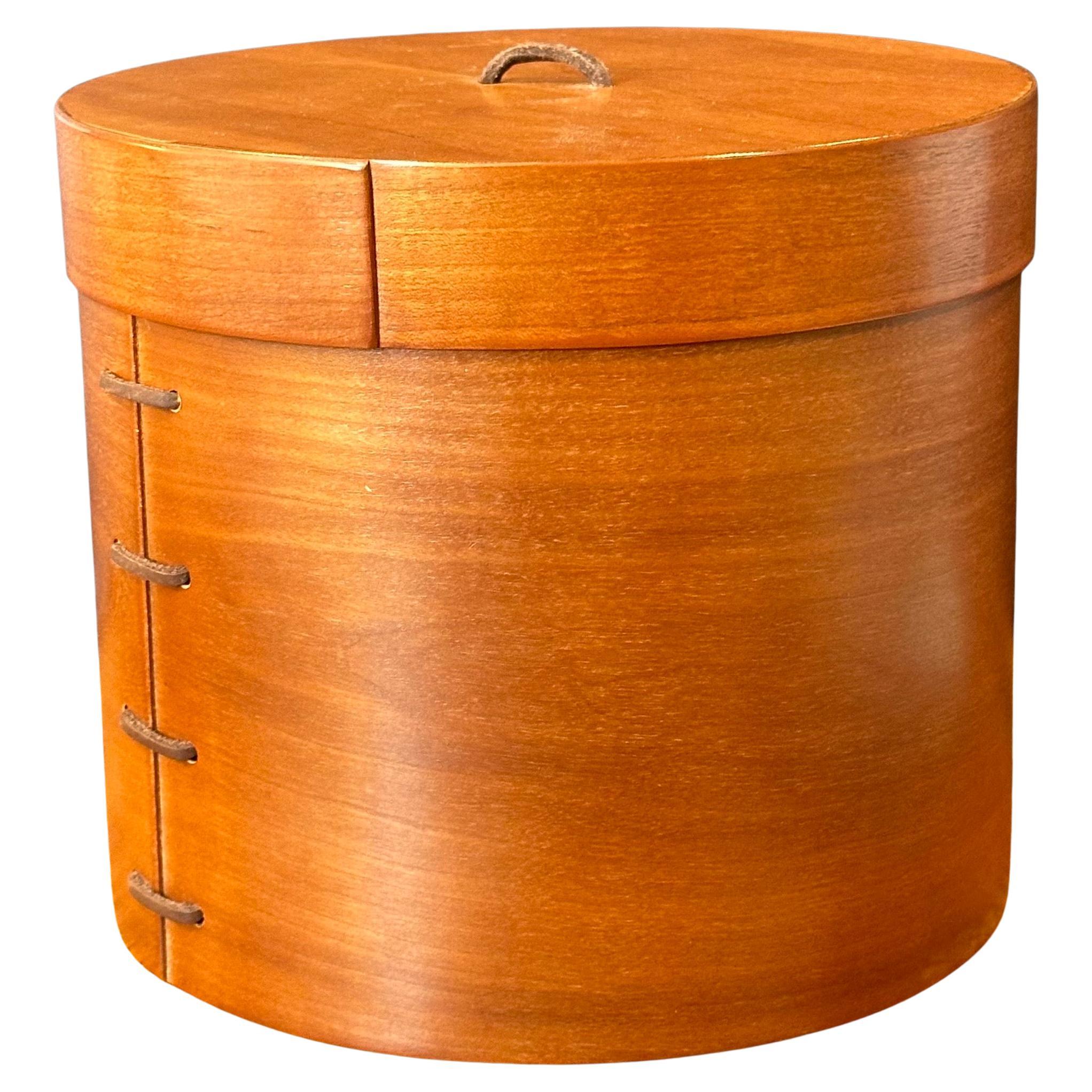 Una scatola/contenitore in legno di ciliegio e pelle di ottima fattura, circa anni Settanta. La scatola è in ottime condizioni vintage e misura 8 