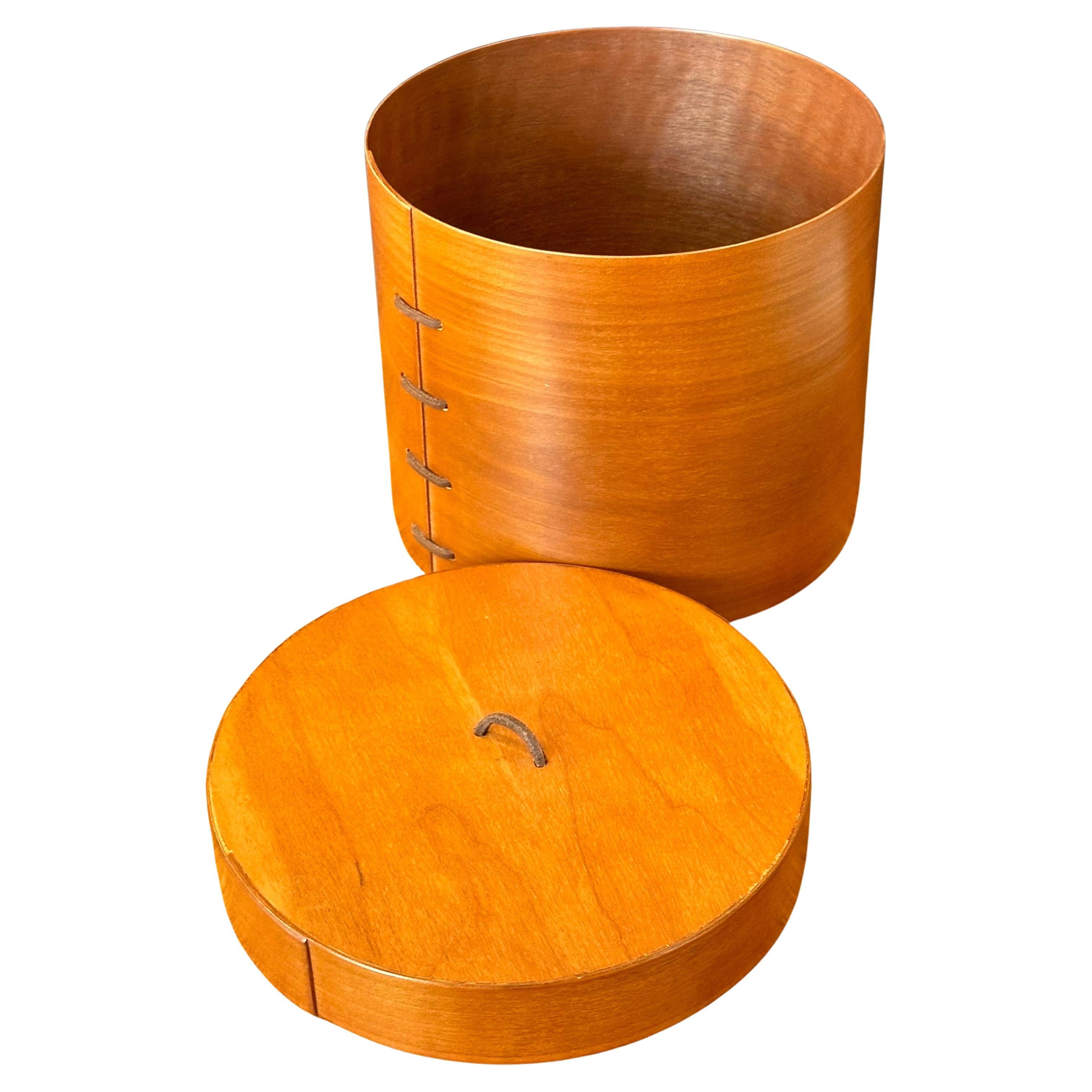 Scatola/contenitore in legno di ciliegio e cuoio In condizioni buone in vendita a San Diego, CA