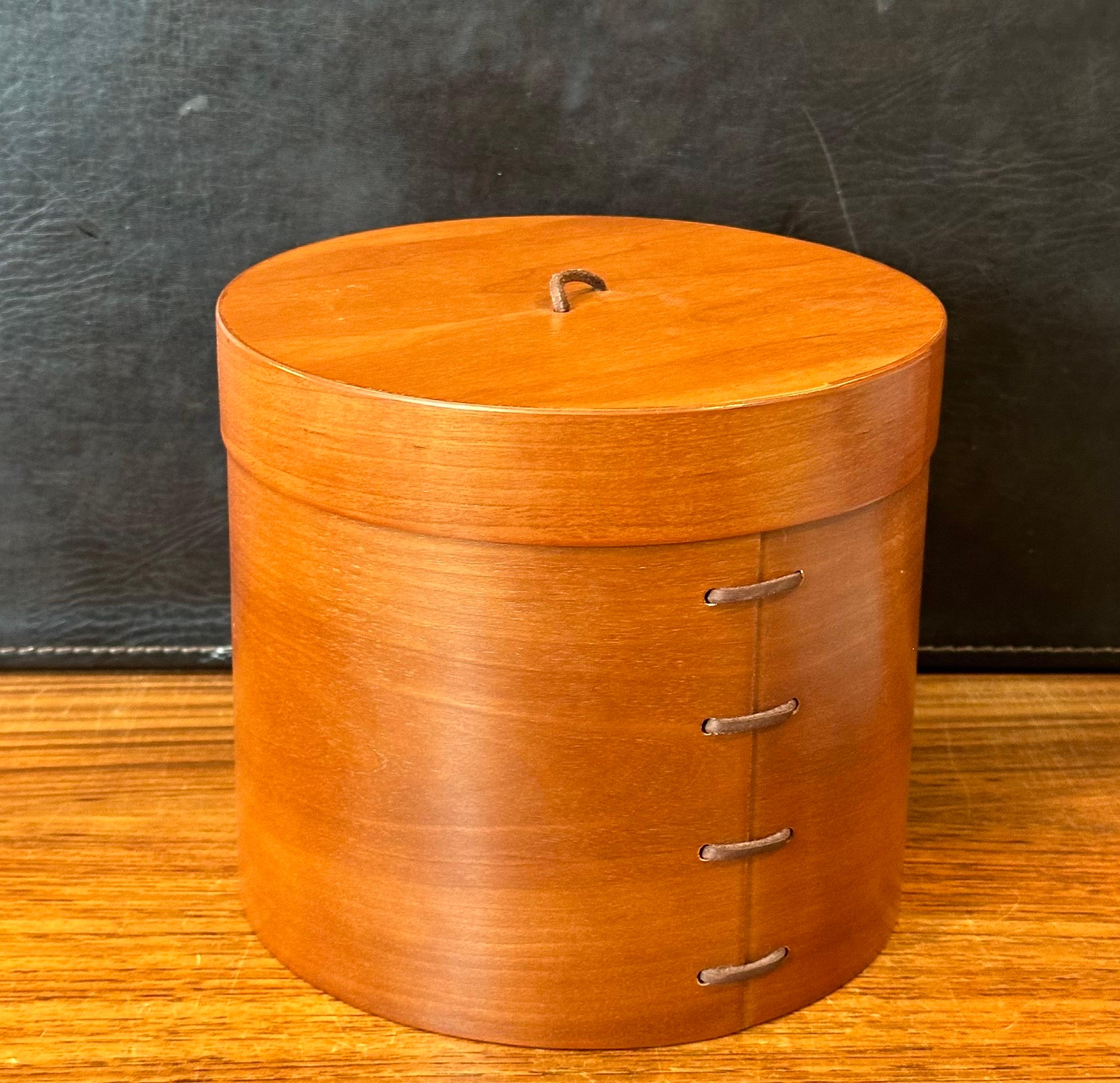 XX secolo Scatola/contenitore in legno di ciliegio e cuoio in vendita
