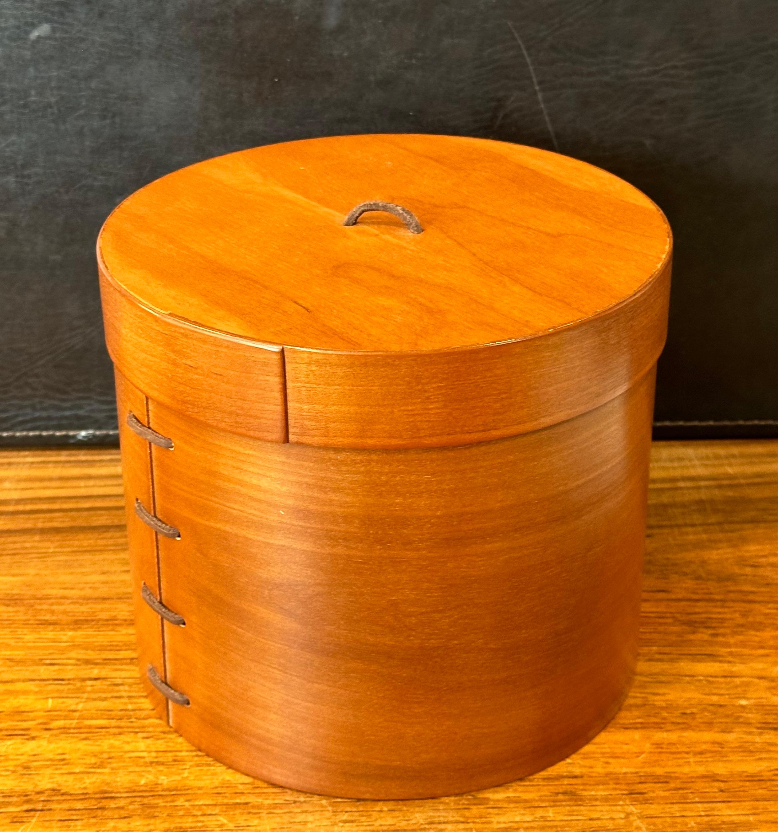 Scatola/contenitore in legno di ciliegio e cuoio in vendita 1