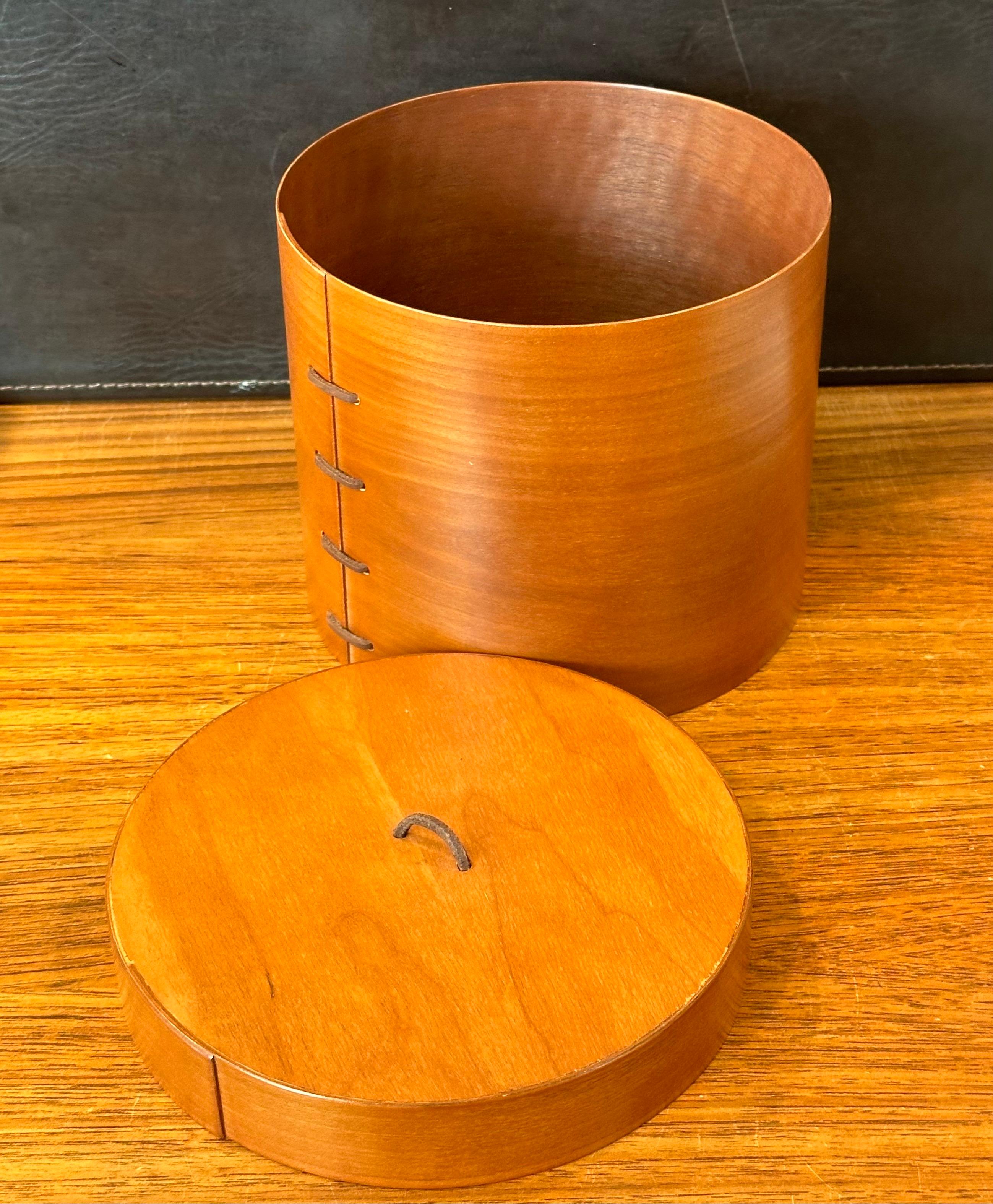 Scatola/contenitore in legno di ciliegio e cuoio in vendita 3