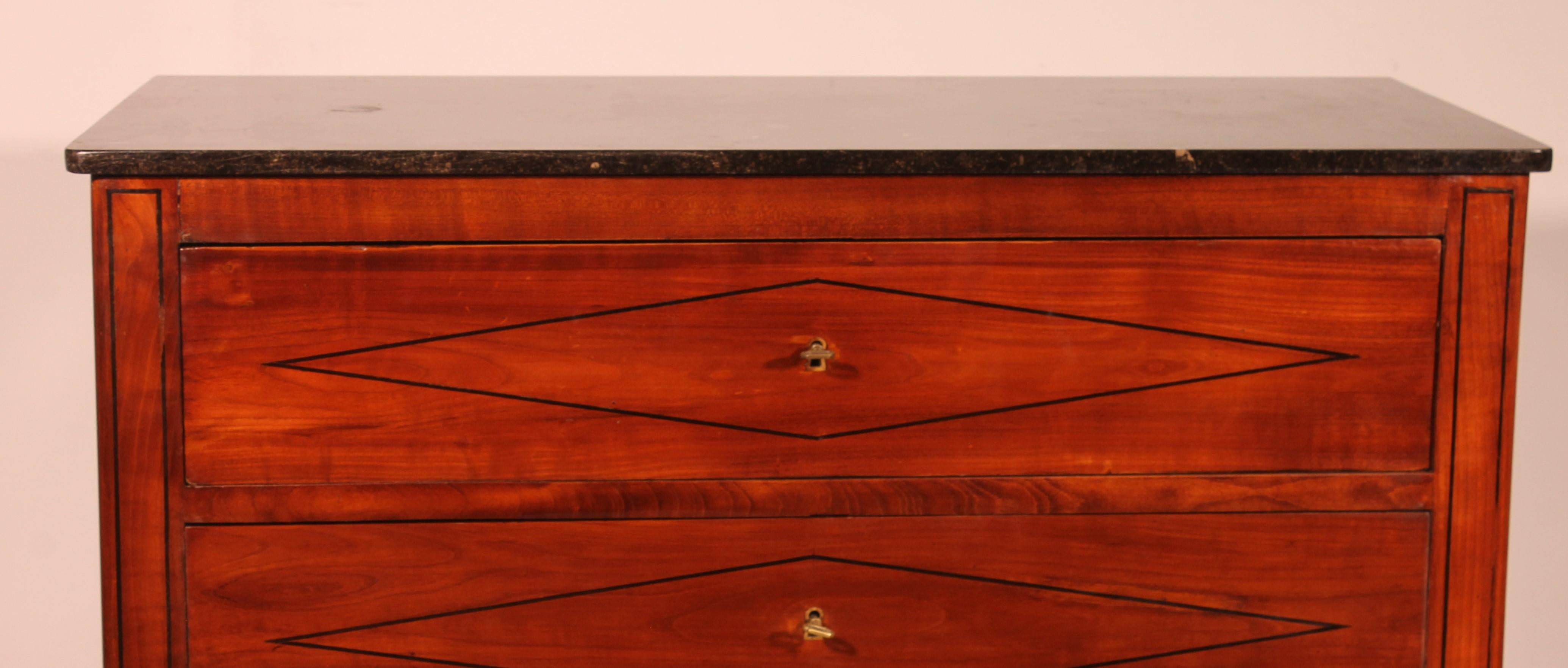 lovely cherry wood chest of drawers from the second part of the 19th century

Elegant chest of drawers made up of 3 drawers each decorated with a pear wood fillet and which have their working key
The uprights are also decorated with a pear wood