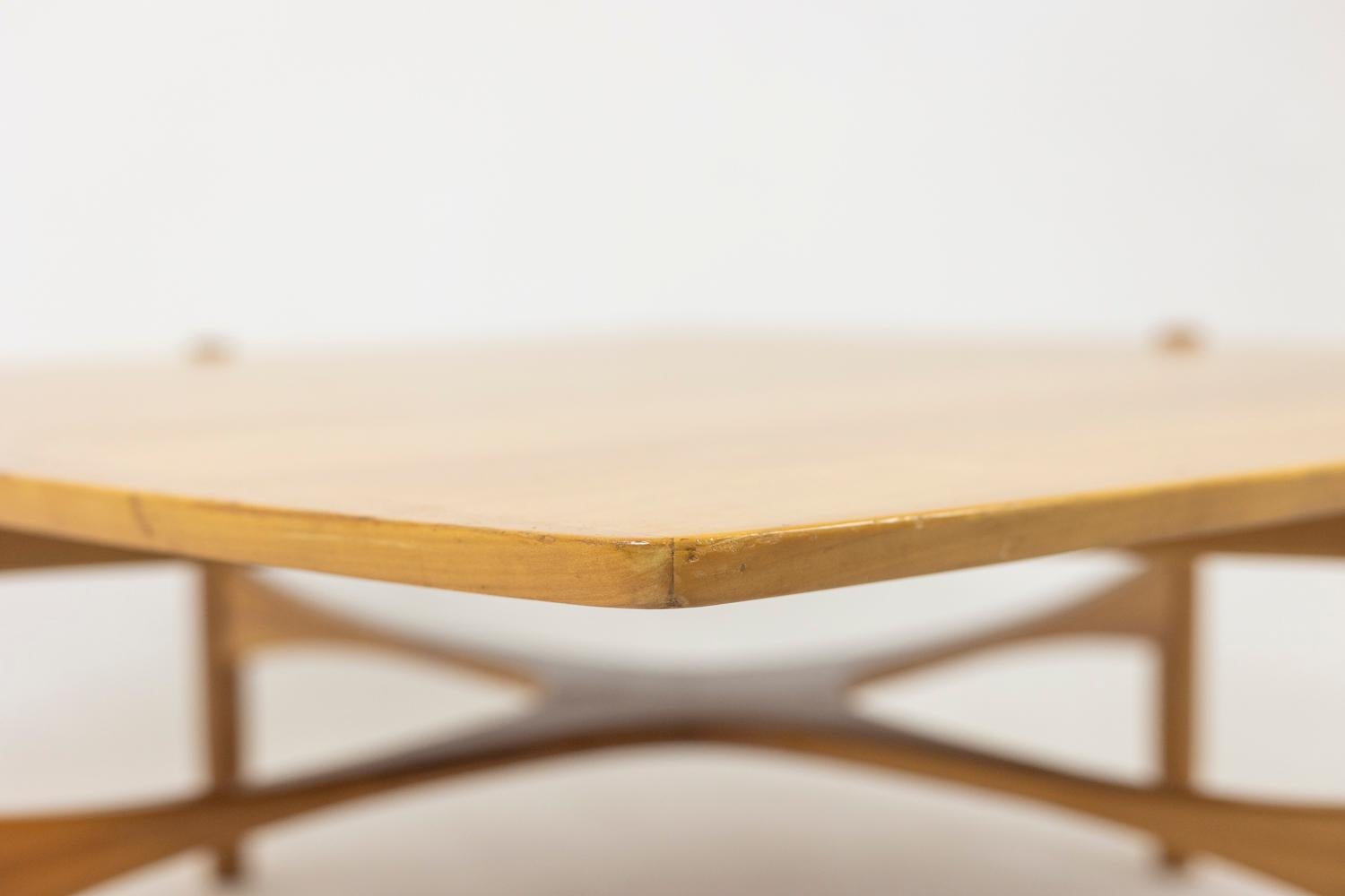 Table basse en merisier, de forme carrée.

Œuvre danoise réalisée dans les années 1970.