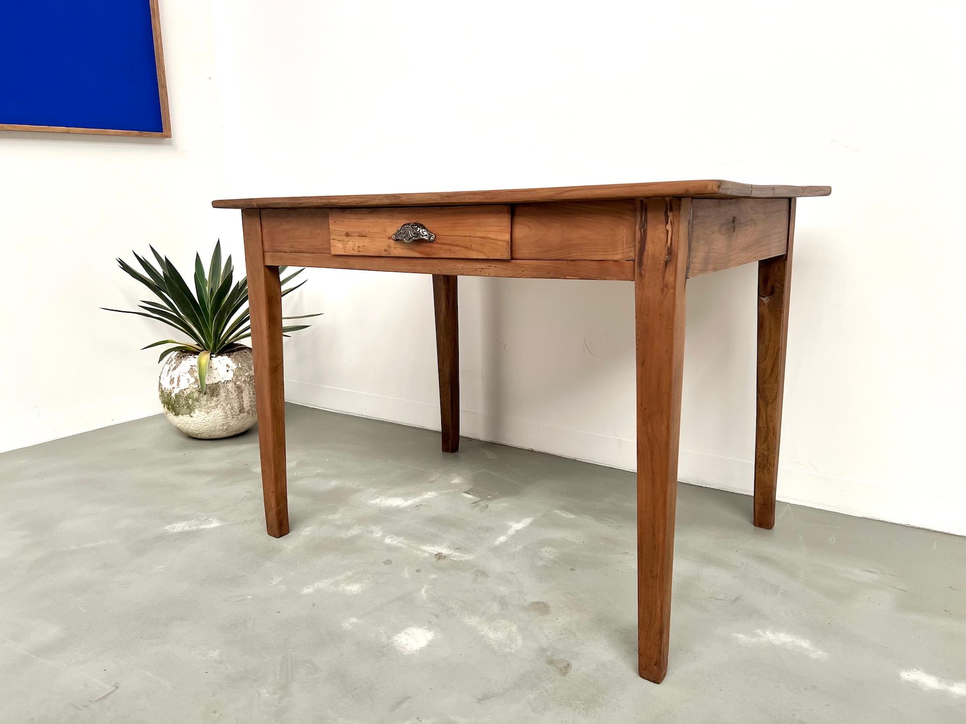 Escritorio de madera de cerezo con patas cónicas, Circa 1900 en venta 3