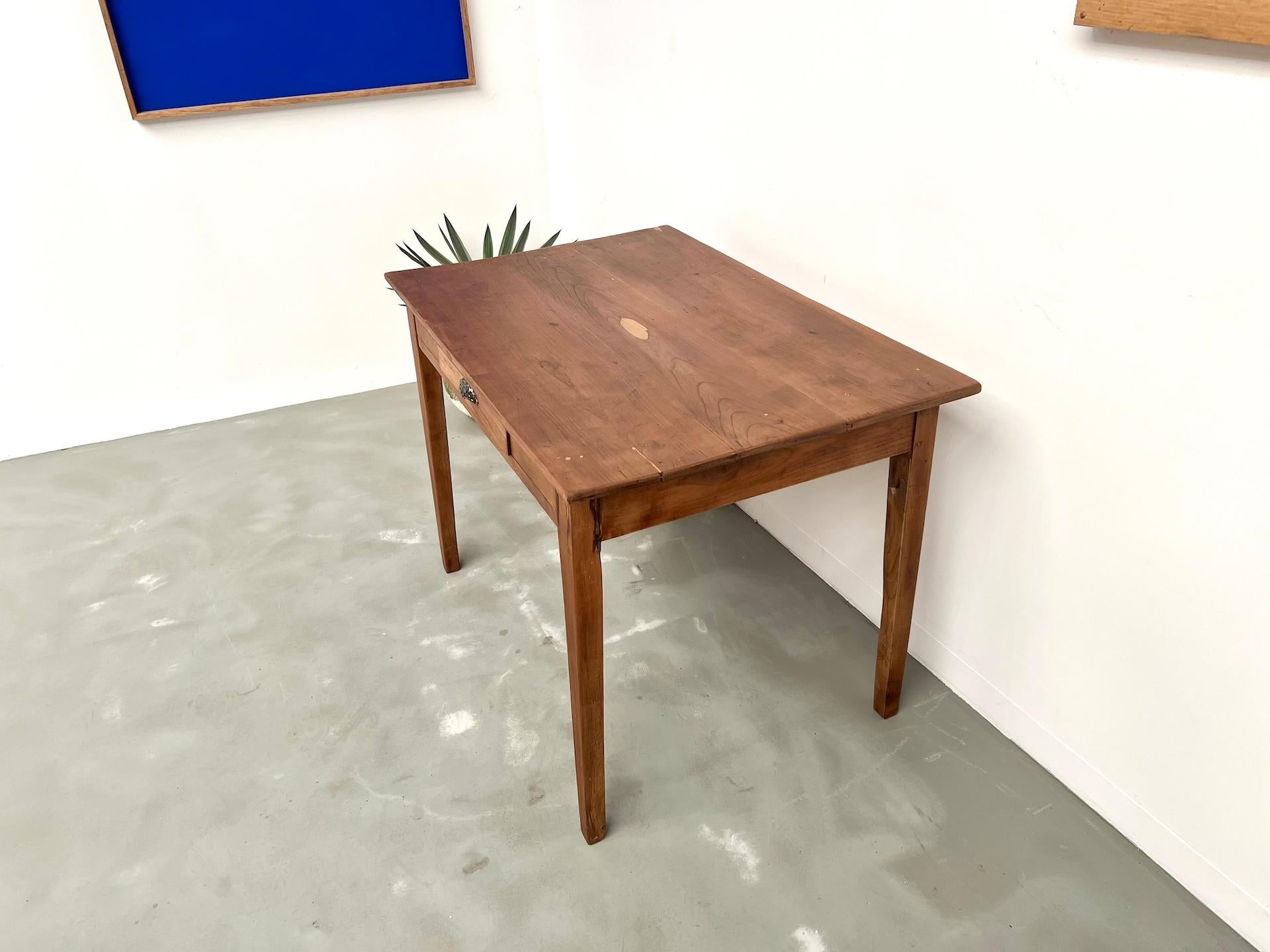 Escritorio de madera de cerezo con patas cónicas, Circa 1900 en venta 4