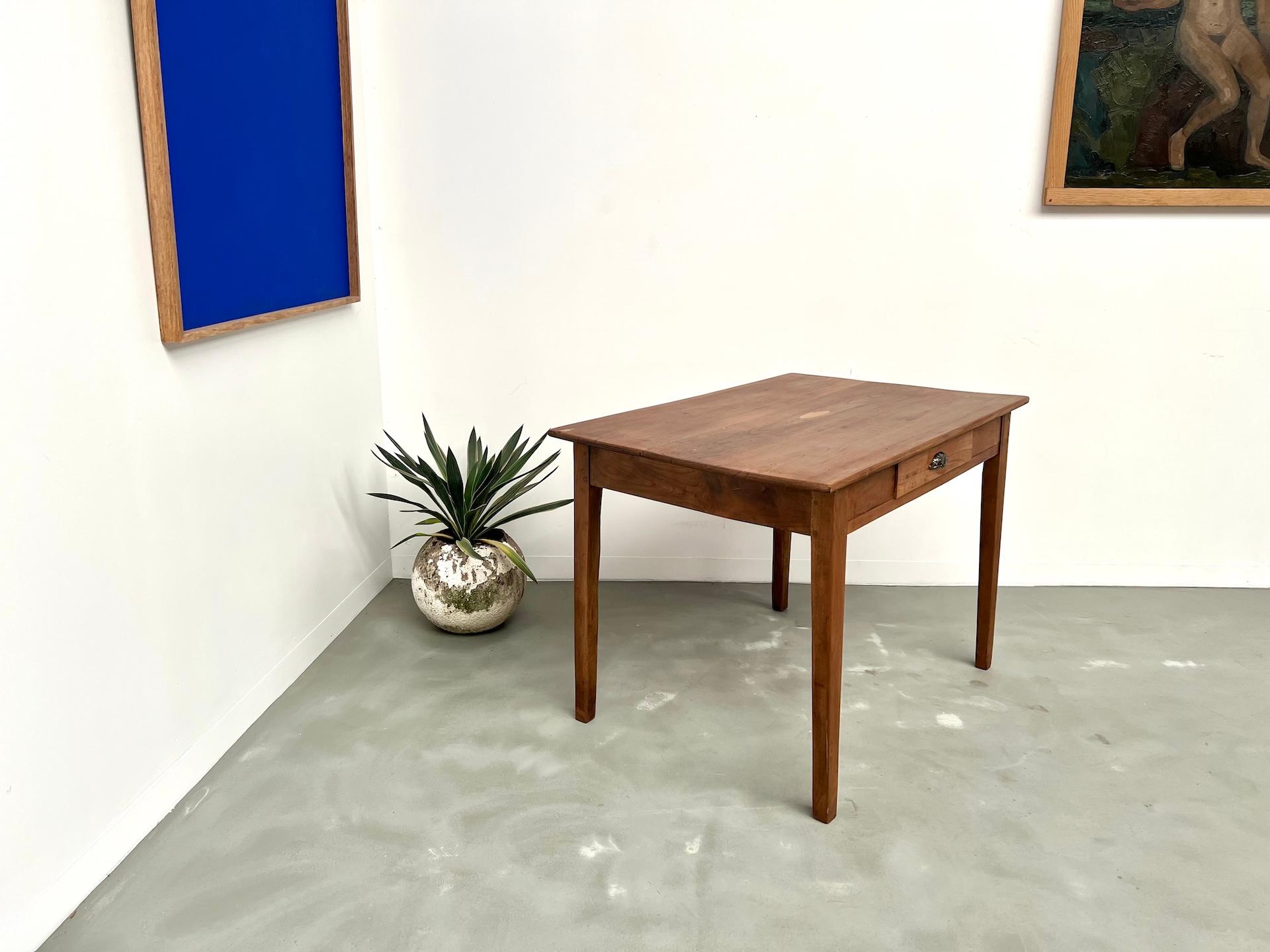 Escritorio de madera de cerezo con patas cónicas, Circa 1900 en venta 6
