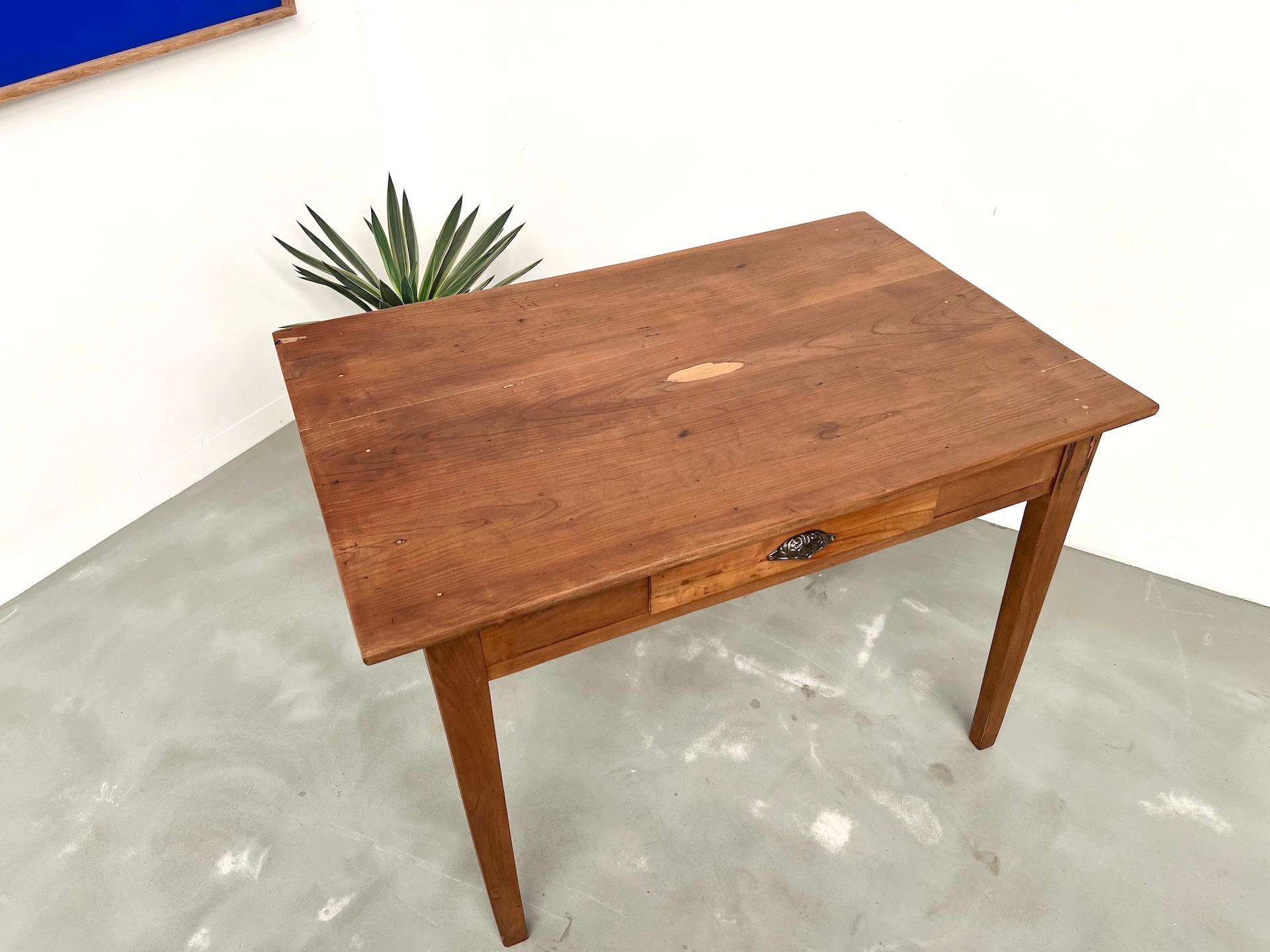 Escritorio de madera de cerezo con patas cónicas, Circa 1900 en venta 8