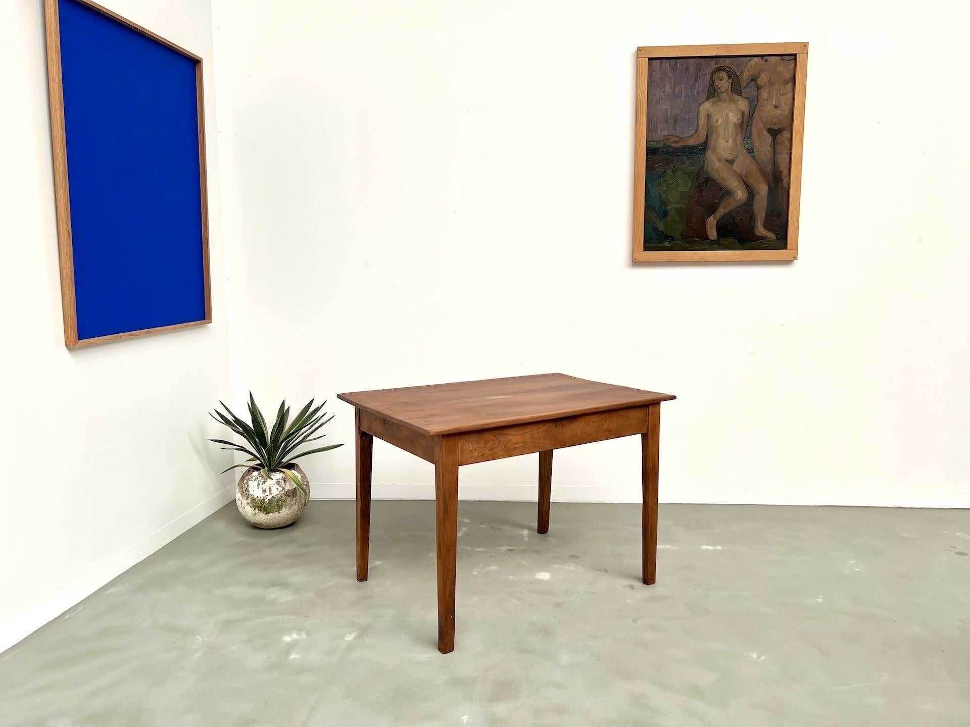Escritorio de madera de cerezo con patas cónicas, Circa 1900 en venta 9