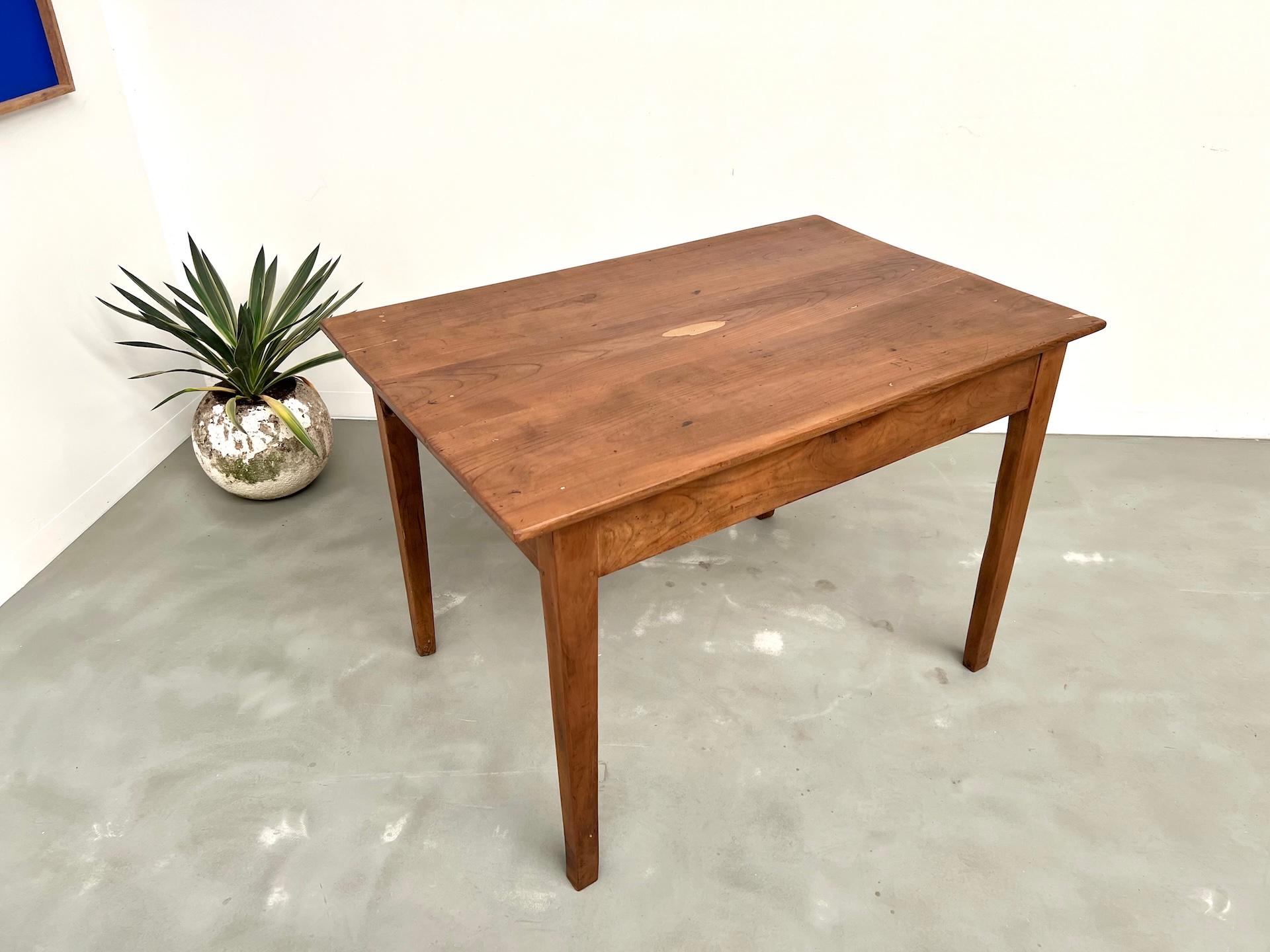 Escritorio de madera de cerezo con patas cónicas, Circa 1900 en venta 10