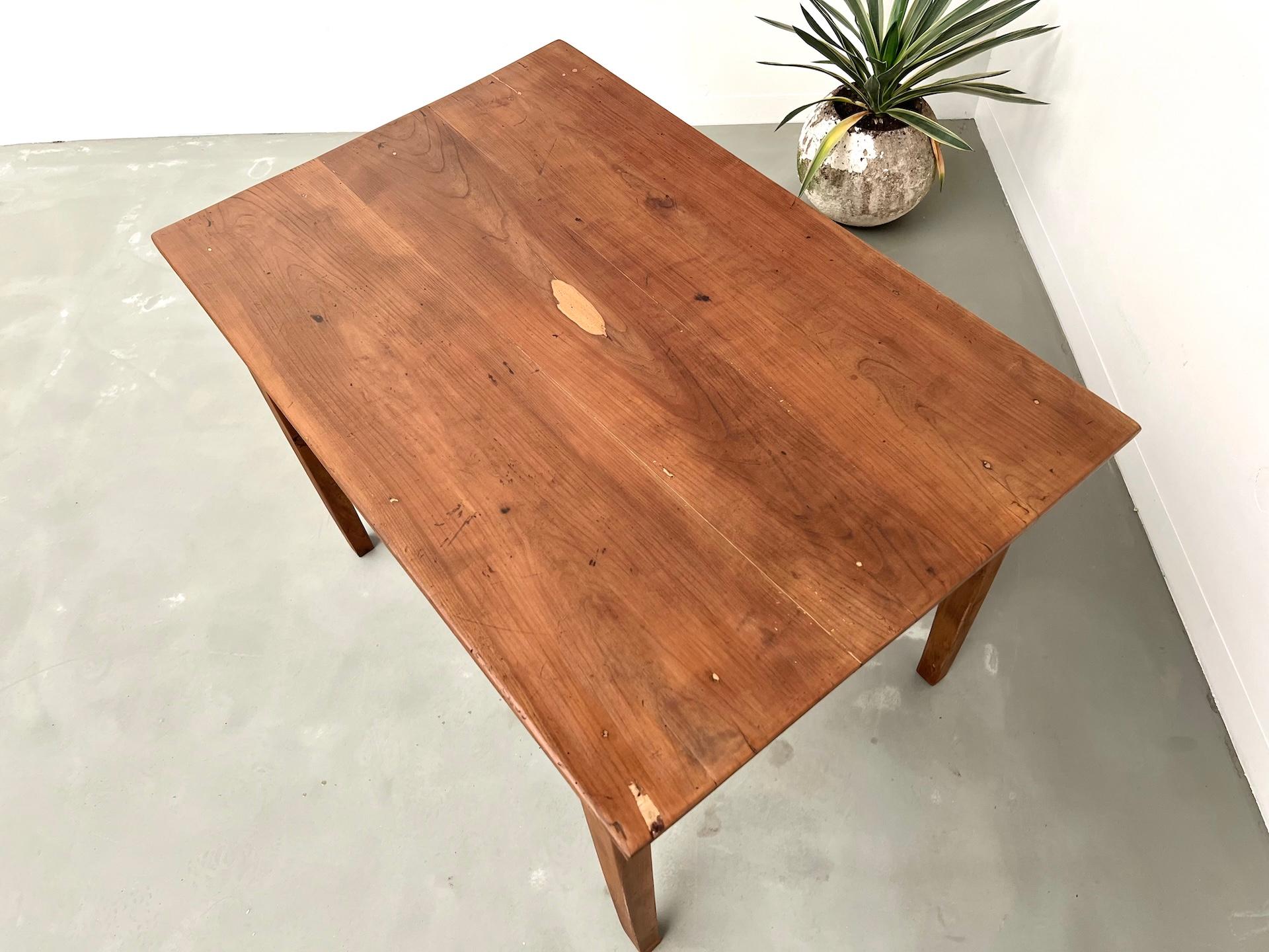 Escritorio de madera de cerezo con patas cónicas, Circa 1900 en venta 11
