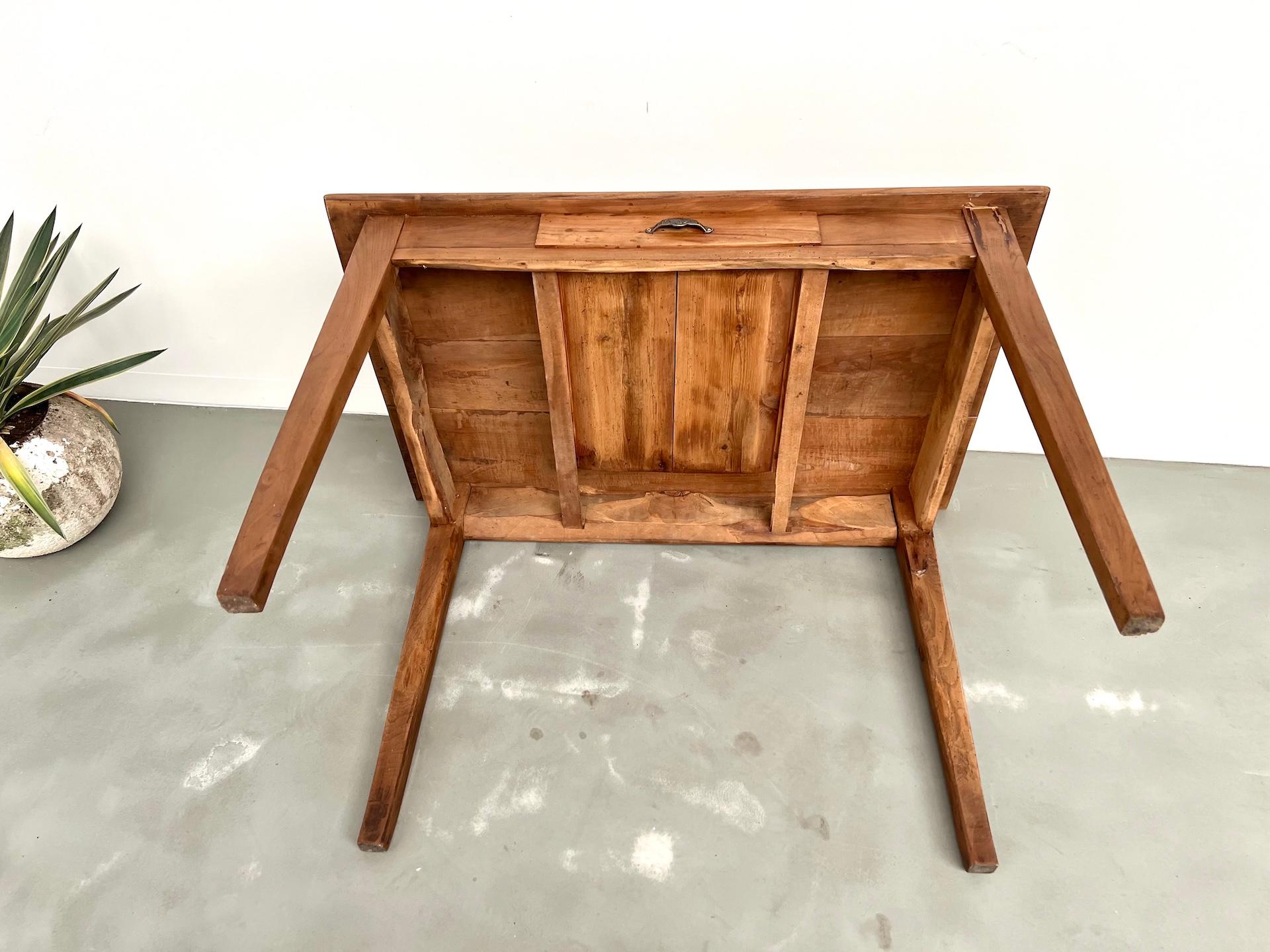 Escritorio de madera de cerezo con patas cónicas, Circa 1900 en venta 12