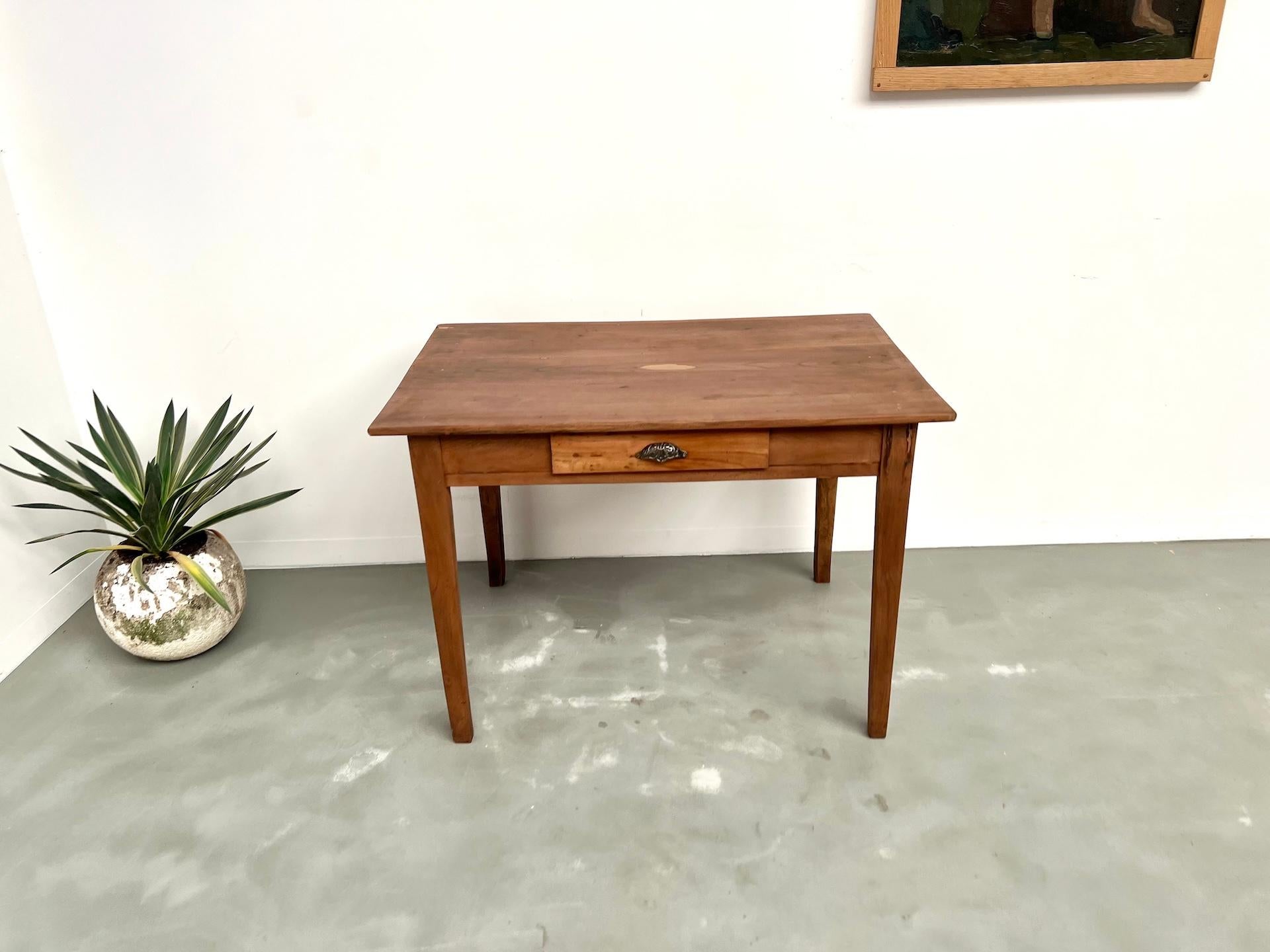 Escritorio de madera de cerezo con patas cónicas, Circa 1900

La Maison Lecan presenta esta encantadora mesa de madera de cerezo de principios del siglo XX.

Con su tamaño compacto y sus líneas limpias, encaja a la perfección tanto en interiores