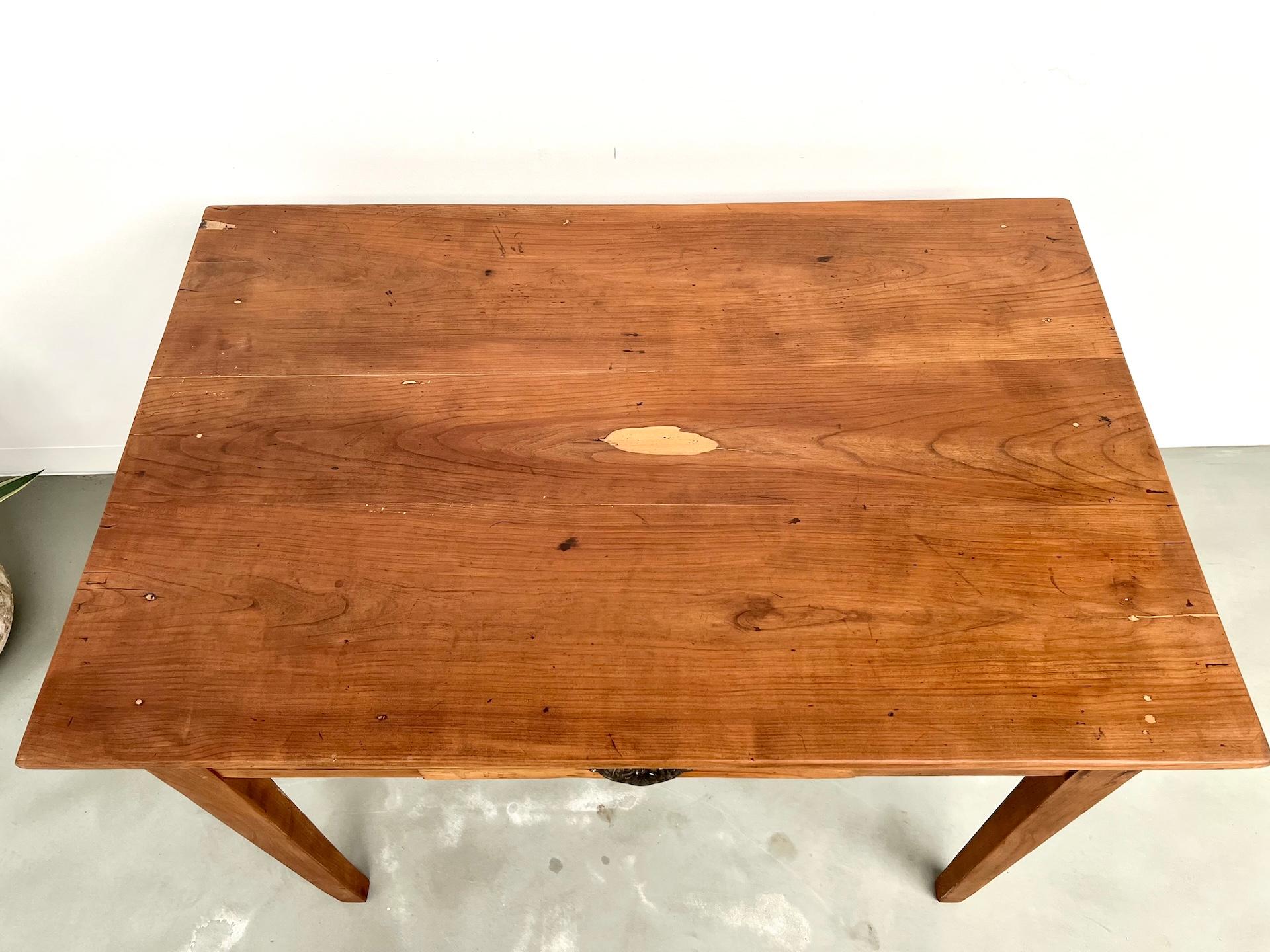 Escritorio de madera de cerezo con patas cónicas, Circa 1900 Provincial francés en venta