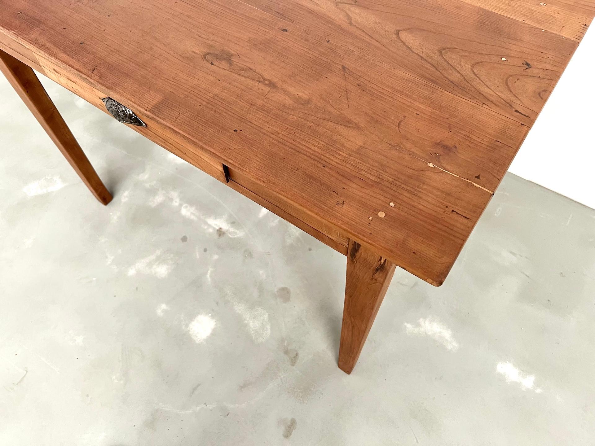 Escritorio de madera de cerezo con patas cónicas, Circa 1900 Francés en venta