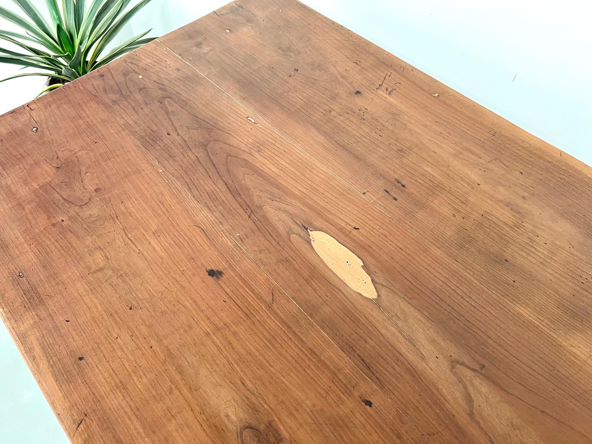 Escritorio de madera de cerezo con patas cónicas, Circa 1900 Fines del siglo XIX en venta