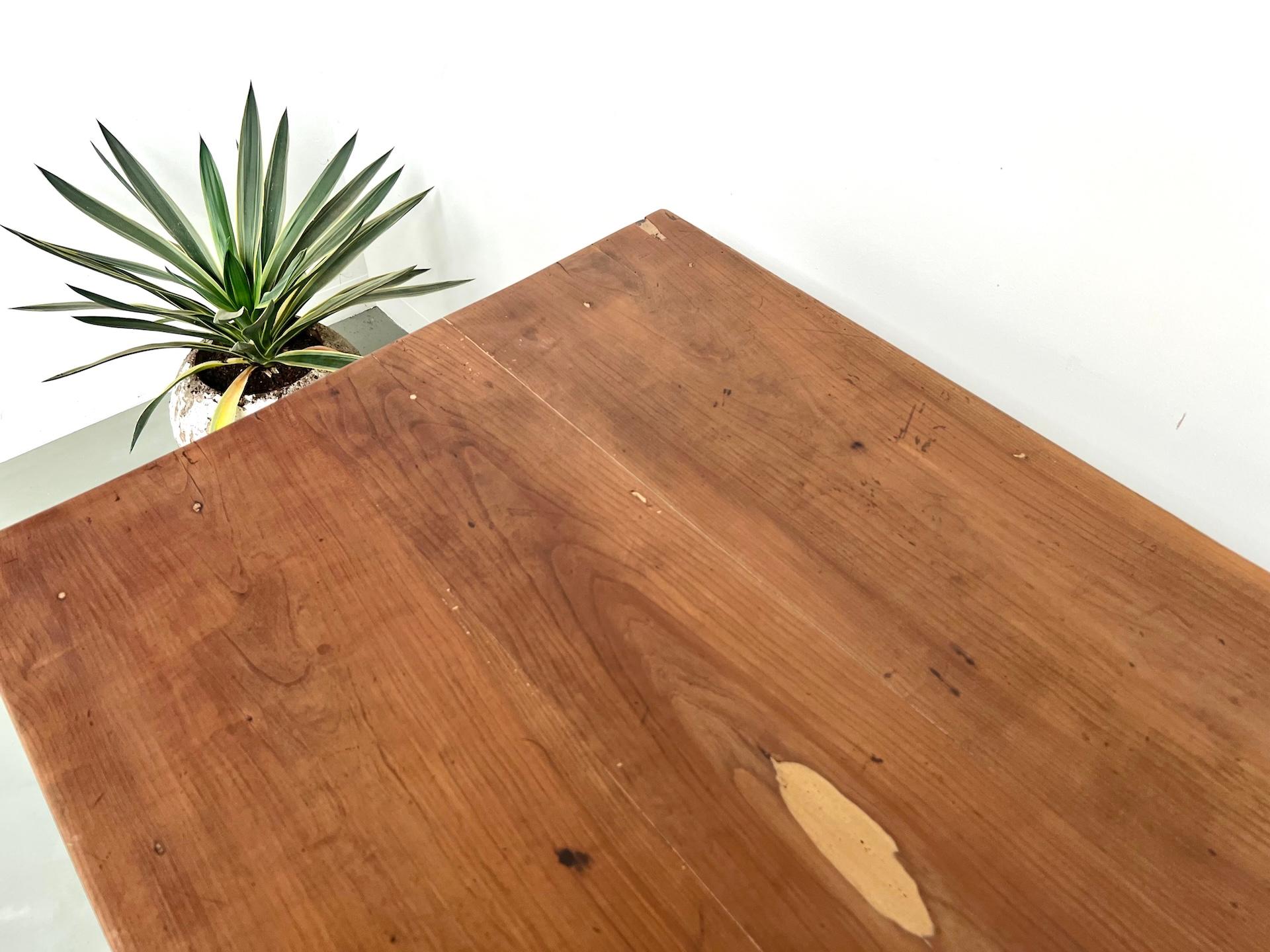 Escritorio de madera de cerezo con patas cónicas, Circa 1900 Cereza en venta