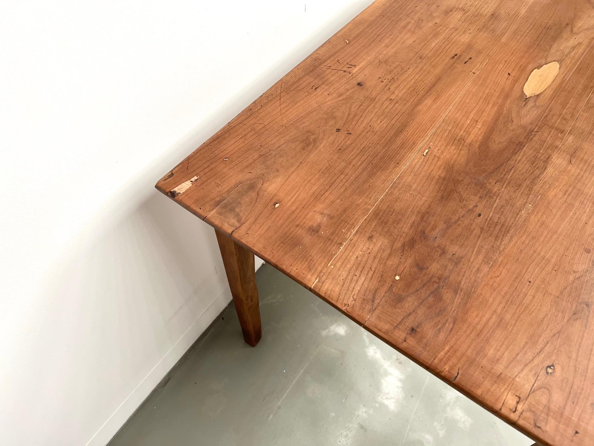 Escritorio de madera de cerezo con patas cónicas, Circa 1900 en venta 1