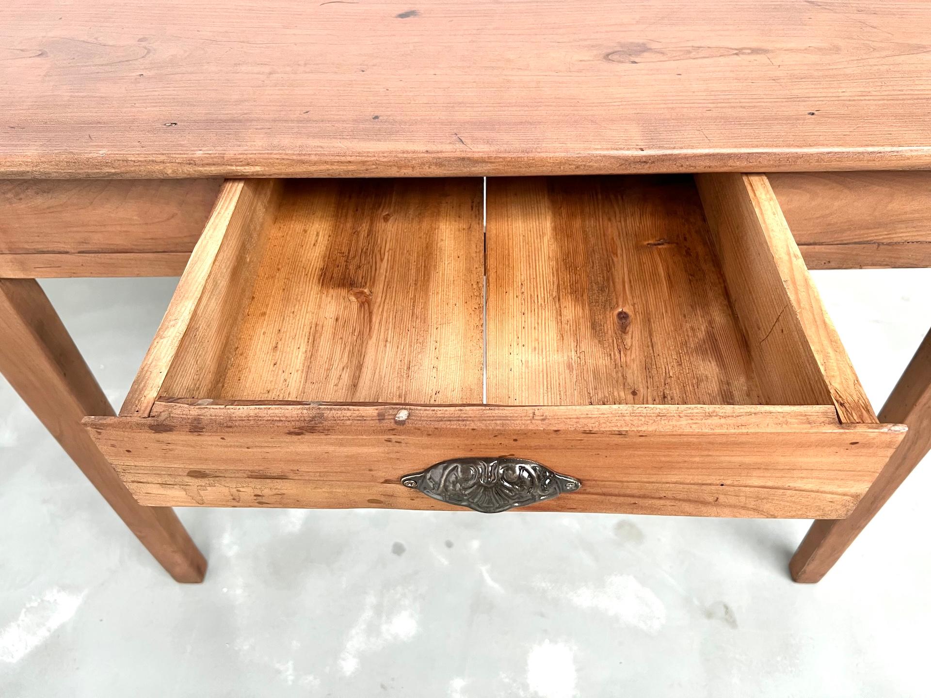 Escritorio de madera de cerezo con patas cónicas, Circa 1900 en venta 2