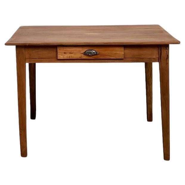 Escritorio de madera de cerezo con patas cónicas, Circa 1900 en venta