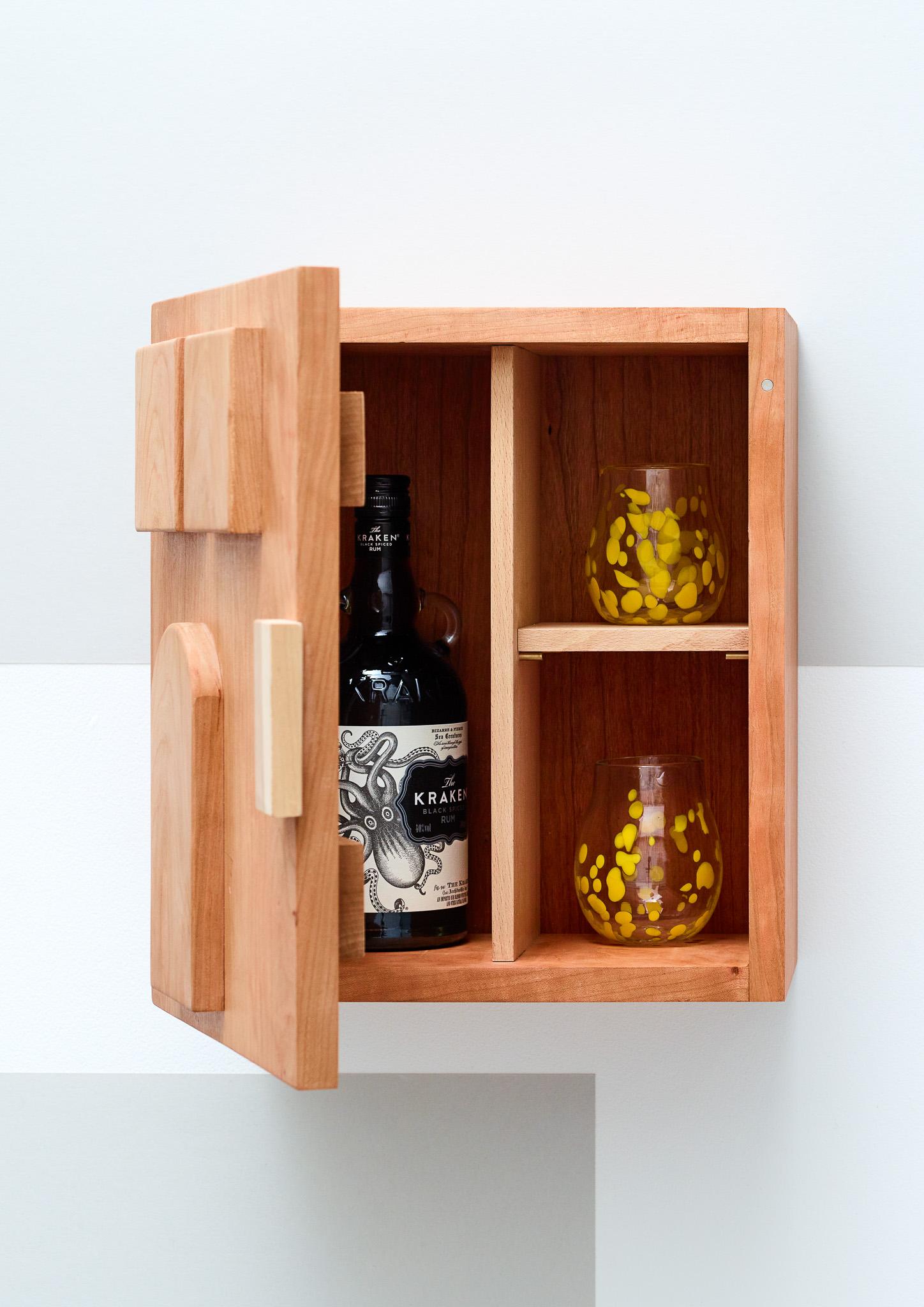 Dieser Getränkeschrank aus Kirschholz ist der perfekte Whiskey-, Rum- oder auch Ginschrank. Dieses einzigartige Einzelstück ist Teil einer Serie von 