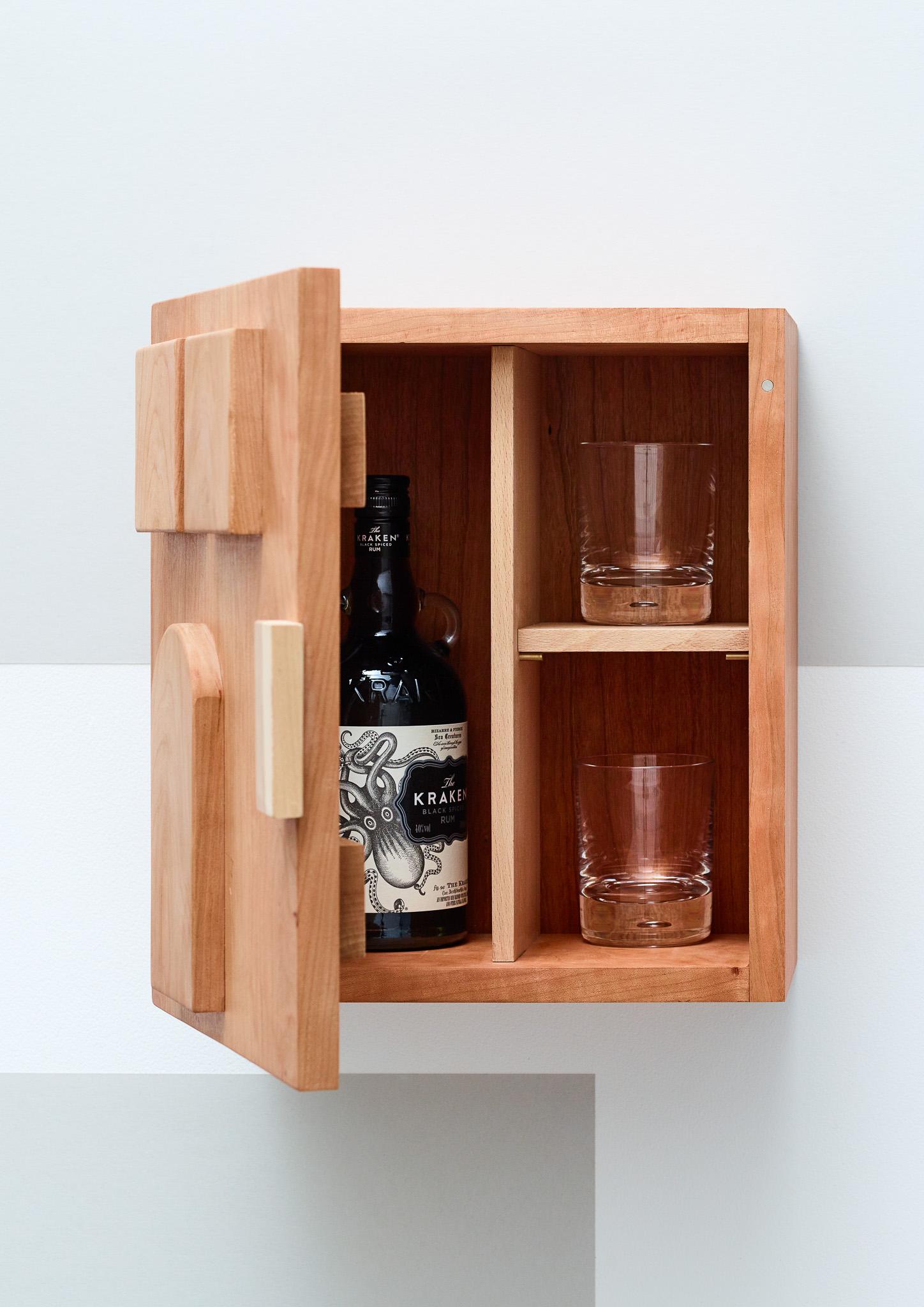 Cherry Wood Getränkeschrank (Europäisch) im Angebot