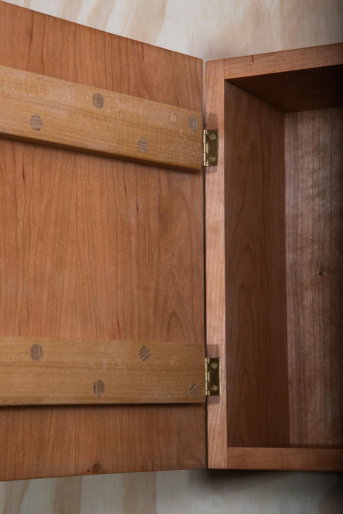 Cherry Wood Getränkeschrank (Abgeschrägt) im Angebot