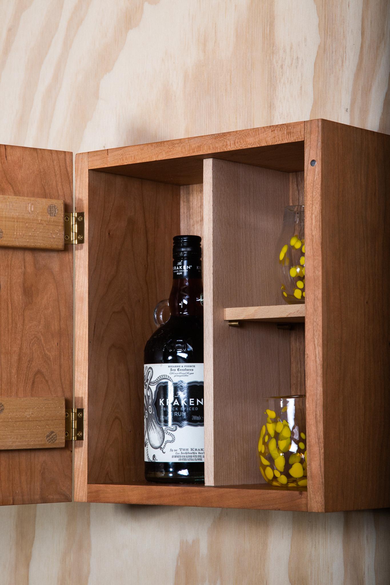 Cherry Wood Getränkeschrank (21. Jahrhundert und zeitgenössisch) im Angebot