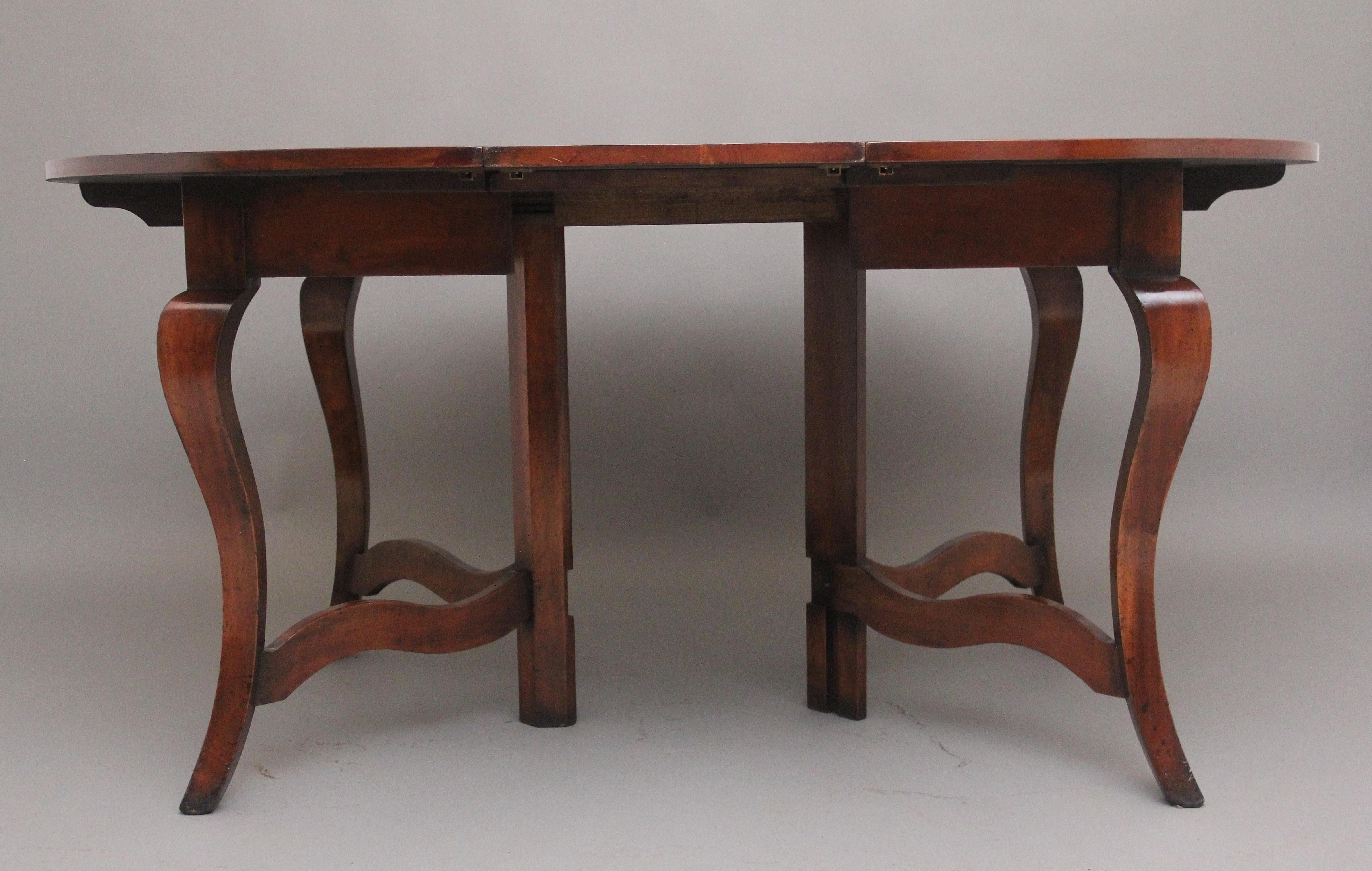 Cherry wood extending dining table In Good Condition For Sale In Martlesham, GB