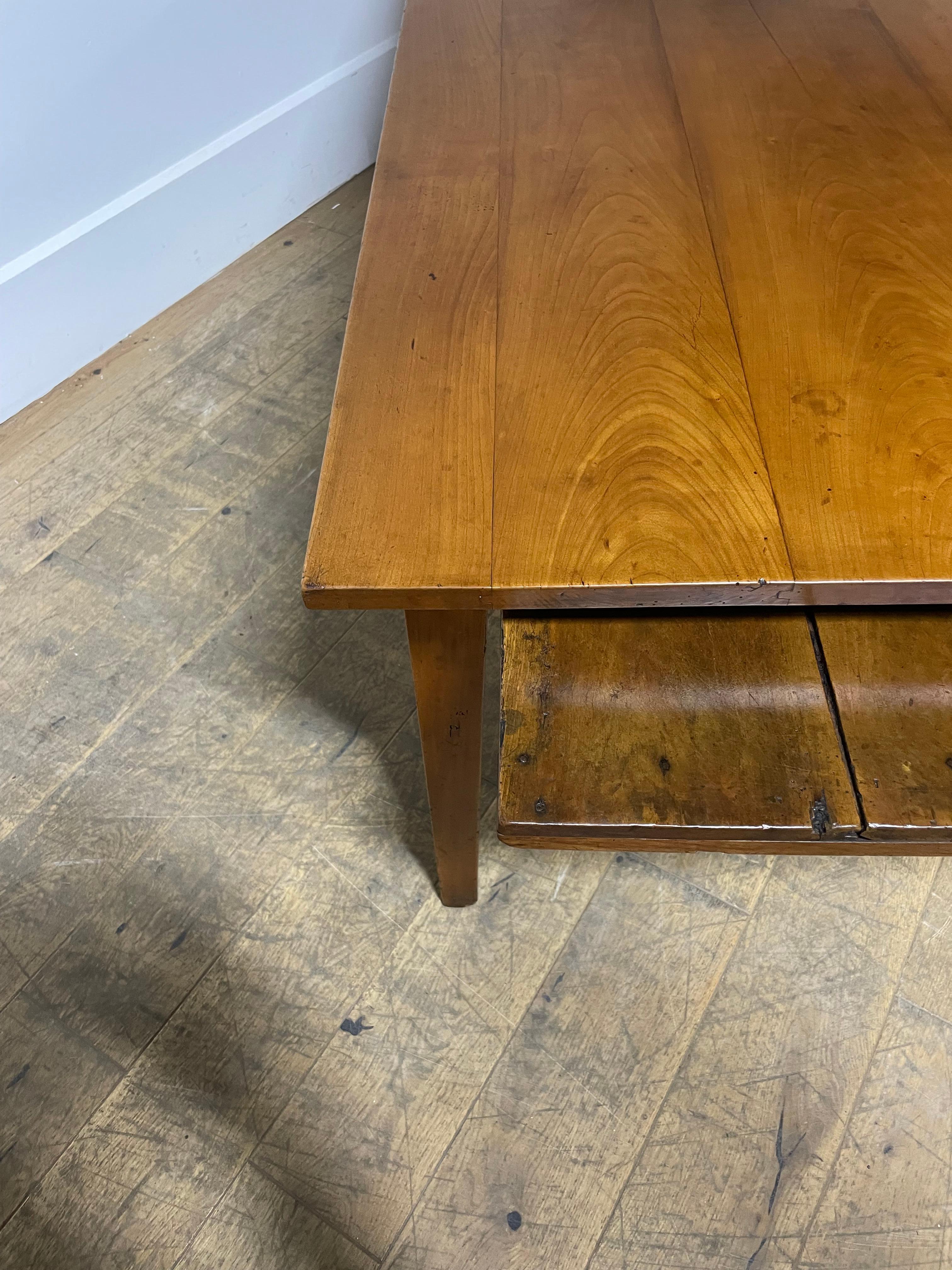 Table de ferme en bois de cerisier 2m avec Slide à pain en vente 4