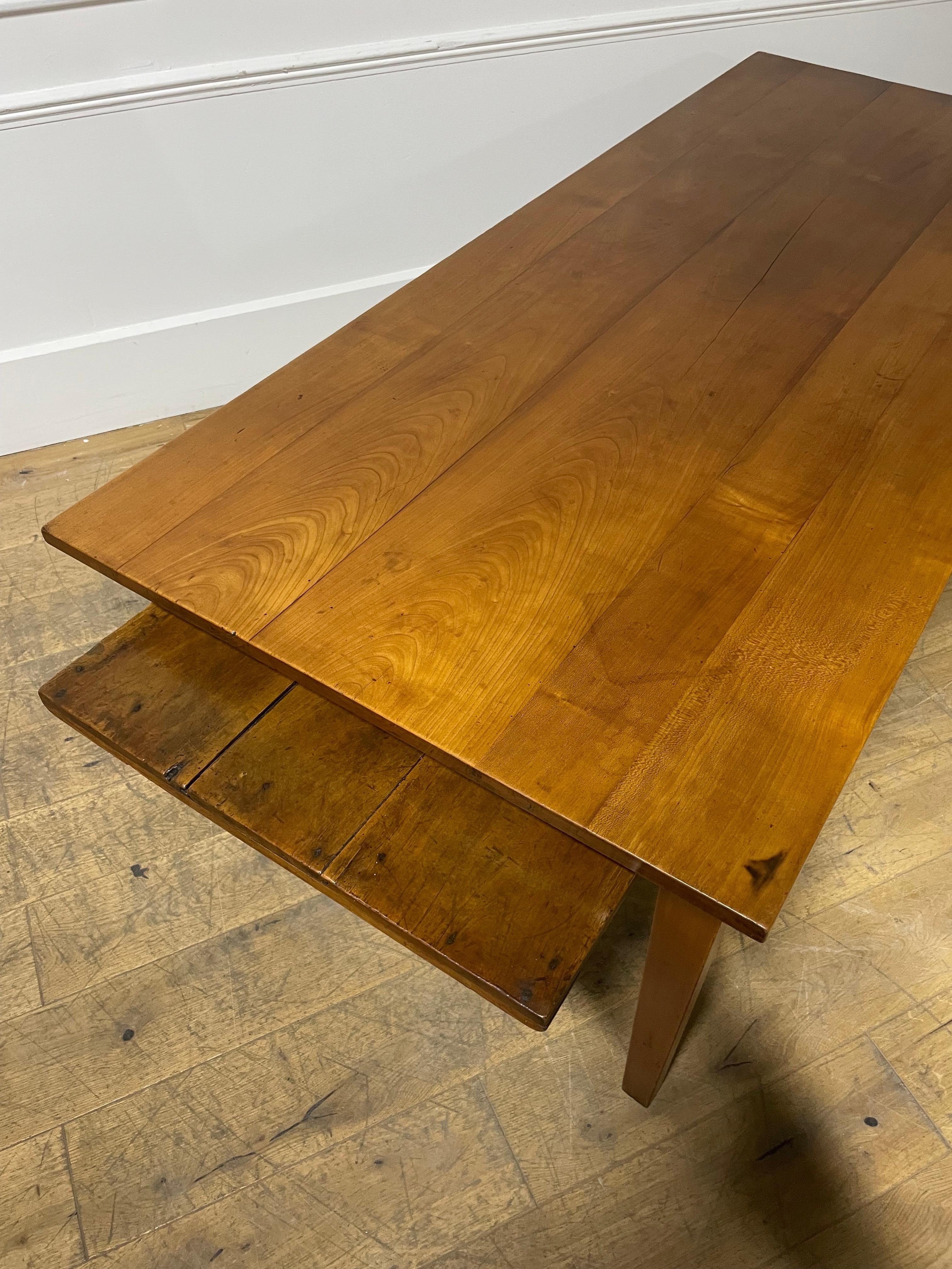Table de ferme en bois de cerisier 2m avec Slide à pain en vente 5