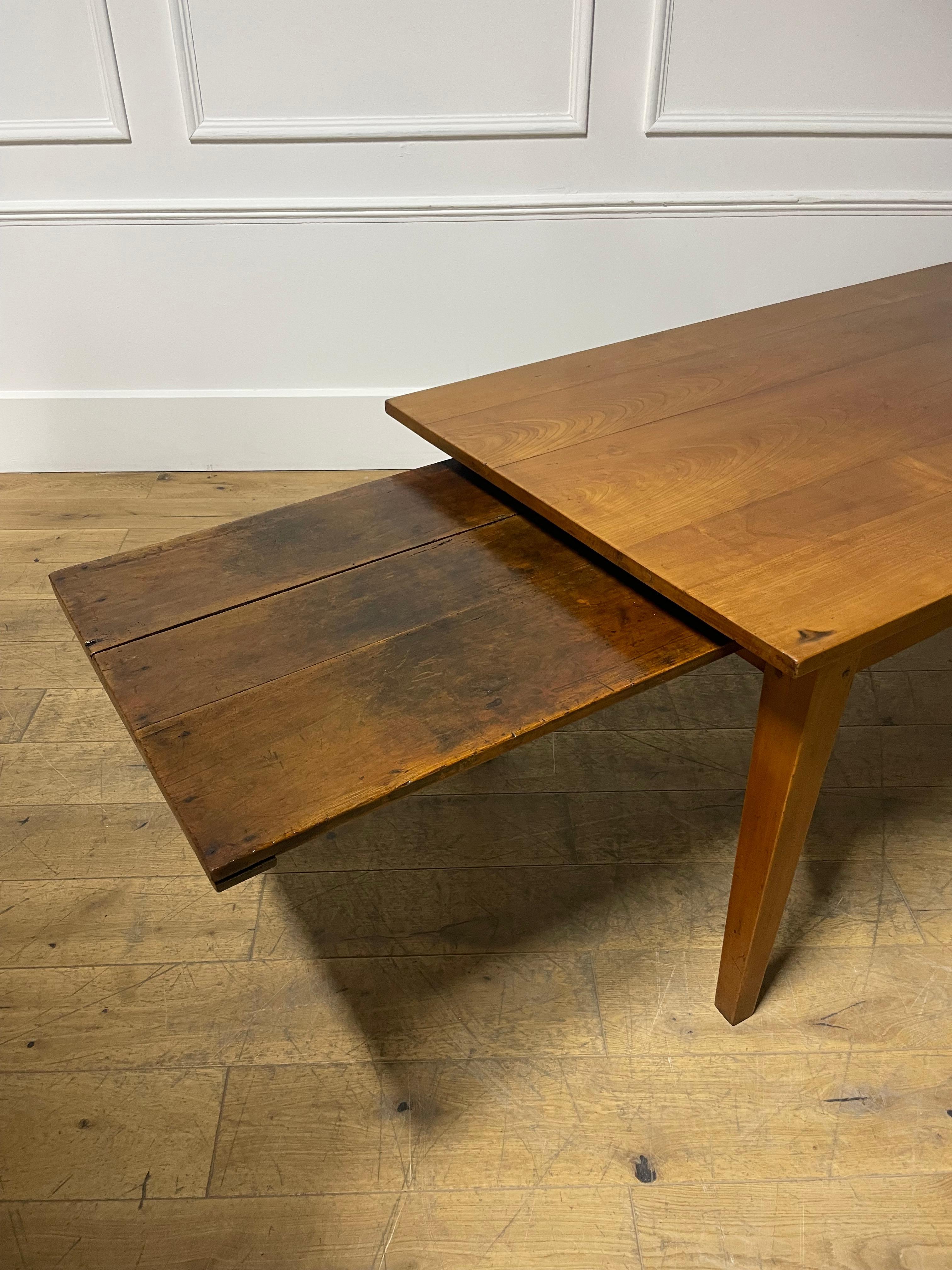 Table de ferme en bois de cerisier 2m avec Slide à pain en vente 6
