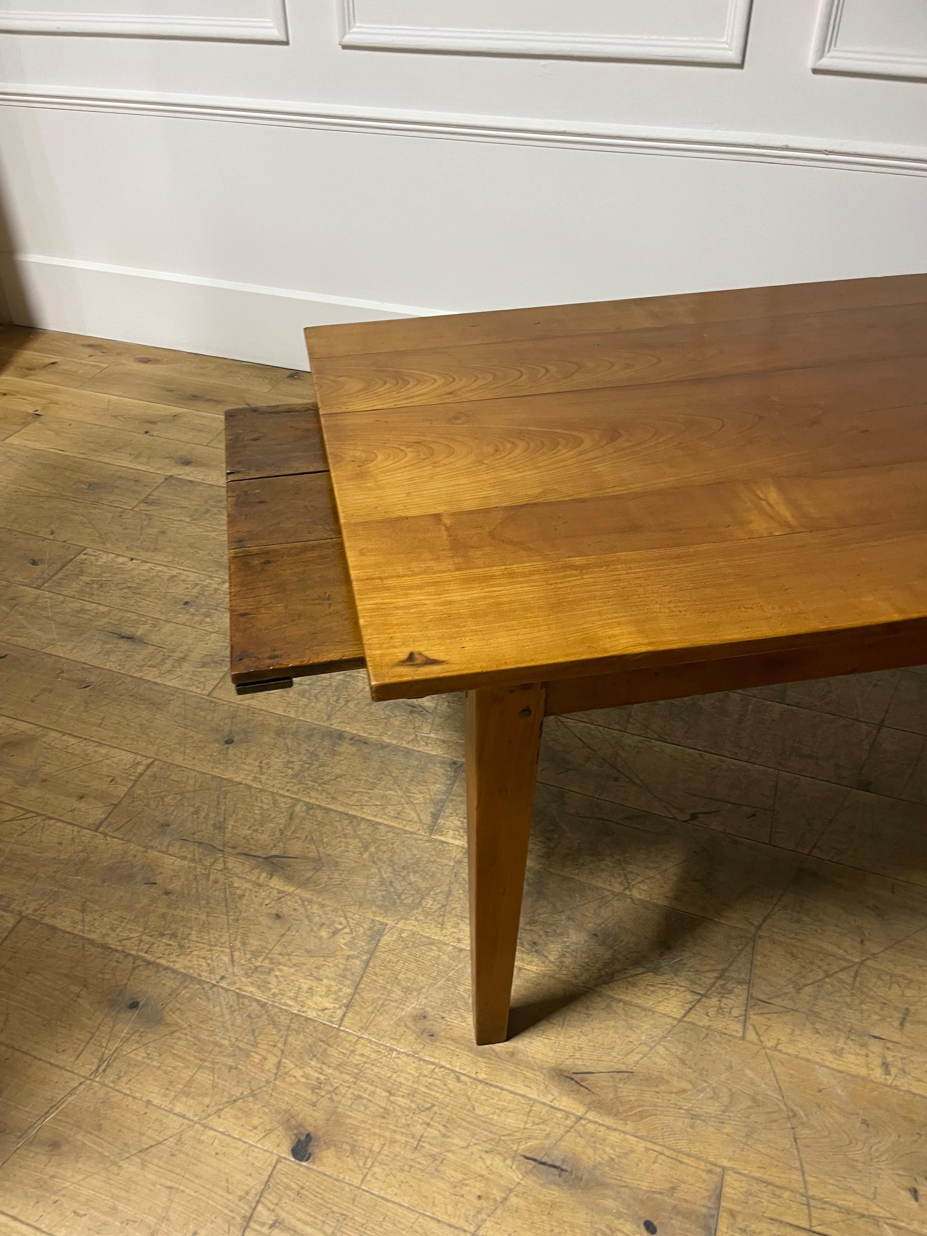 Français Table de ferme en bois de cerisier 2m avec Slide à pain en vente