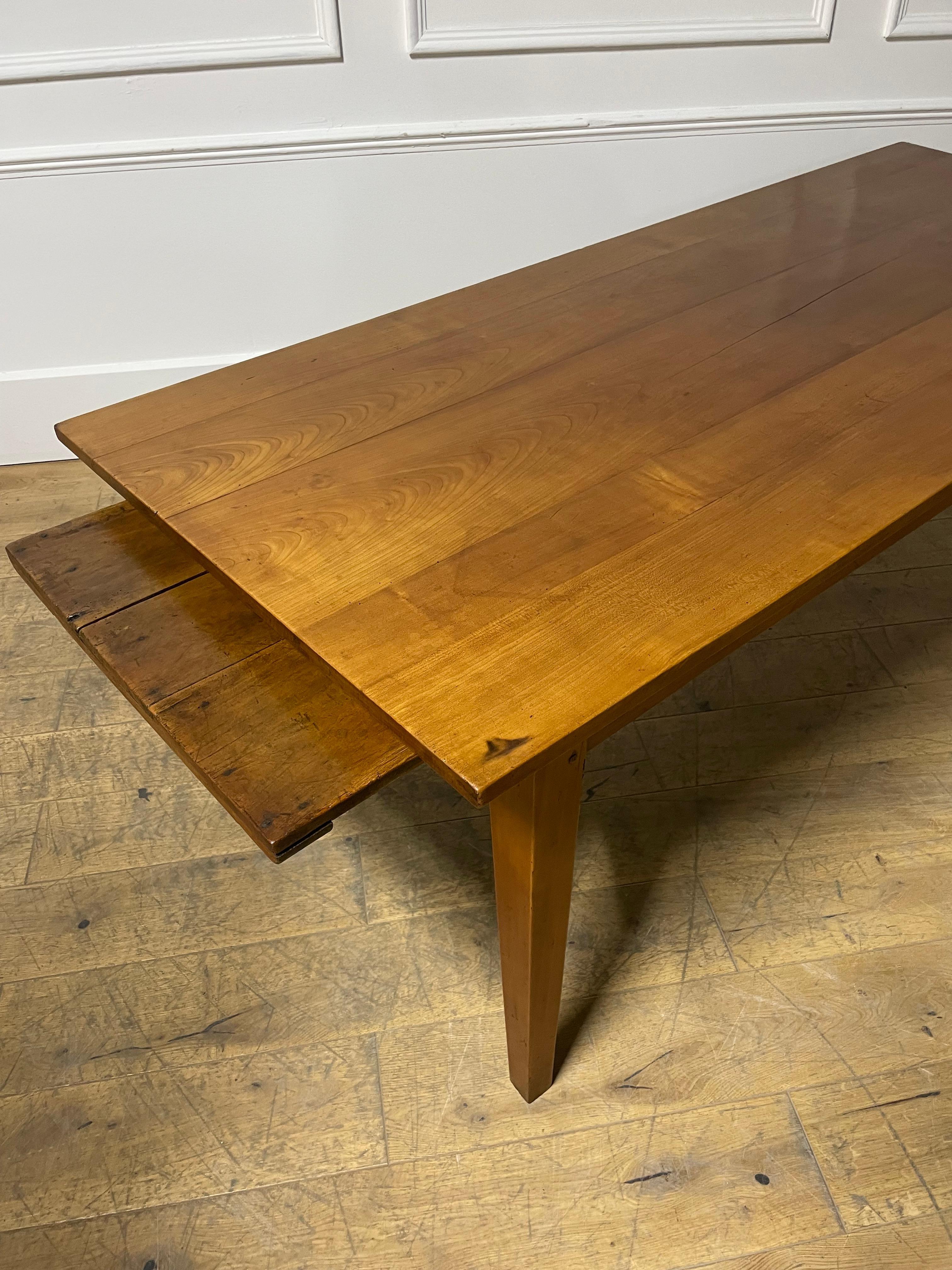 Table de ferme en bois de cerisier 2m avec Slide à pain État moyen - En vente à Budleigh Salterton, GB