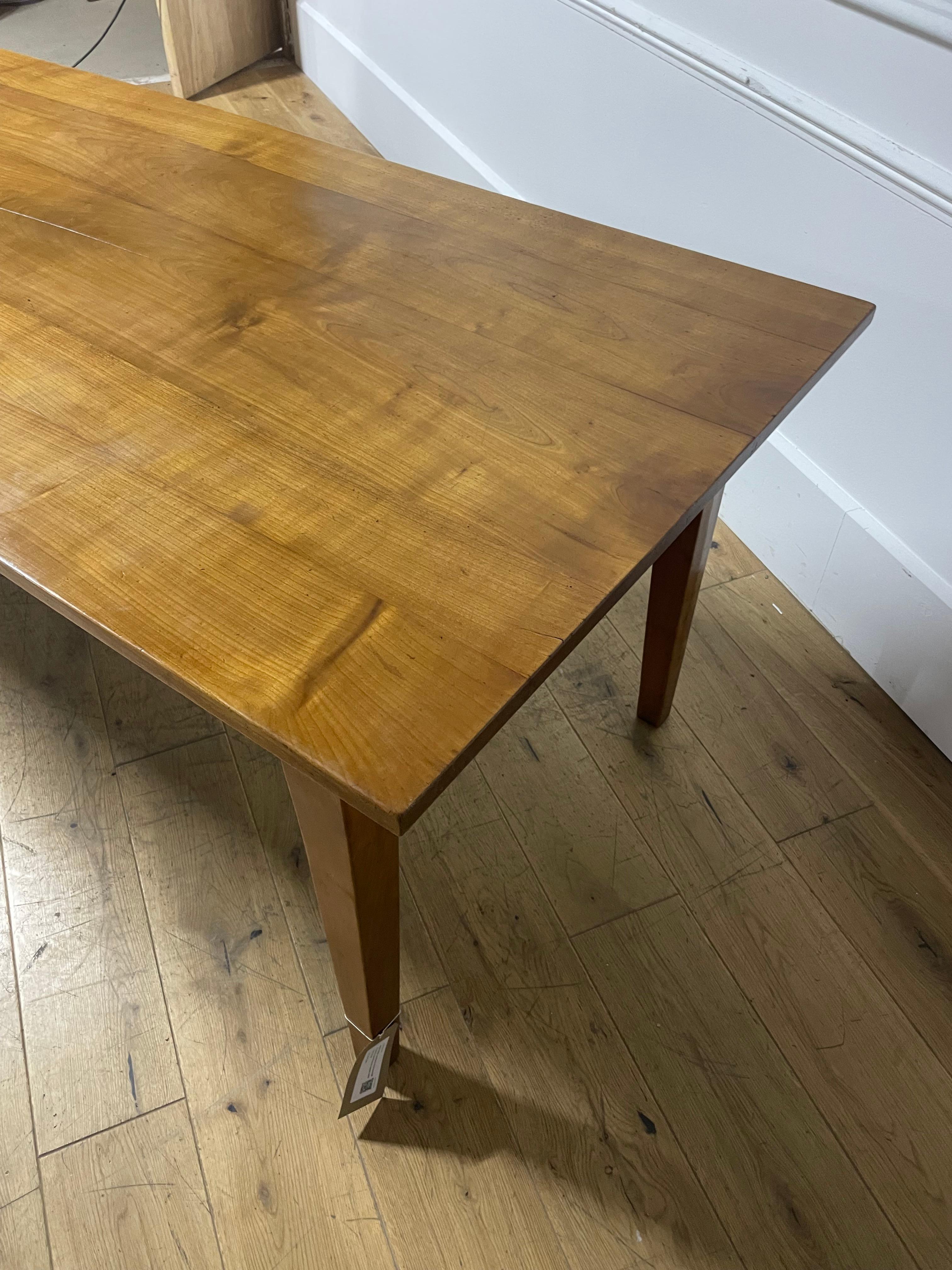 Table de ferme en bois de cerisier 2m avec Slide à pain en vente 2