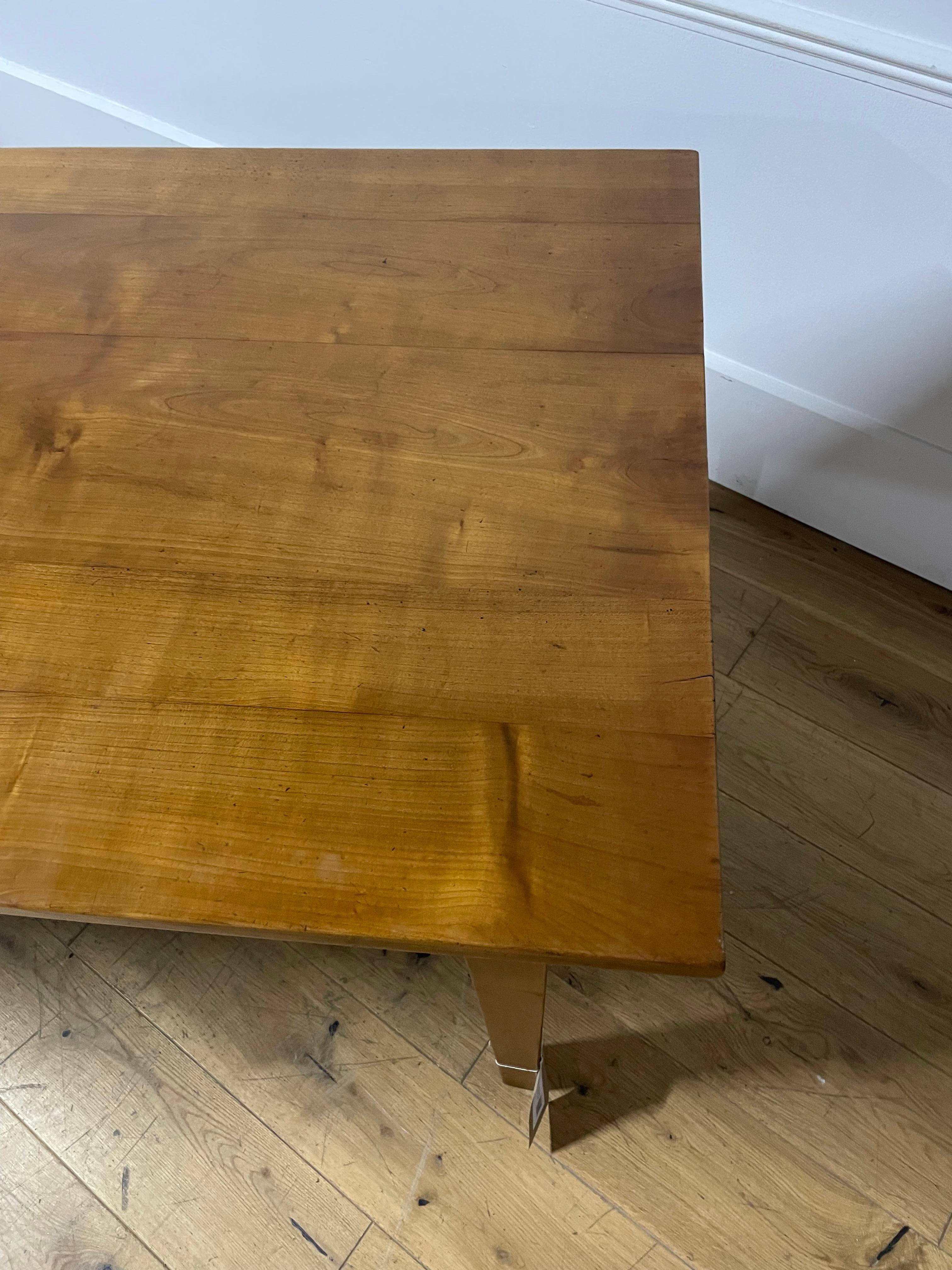 Table de ferme en bois de cerisier 2m avec Slide à pain en vente 3