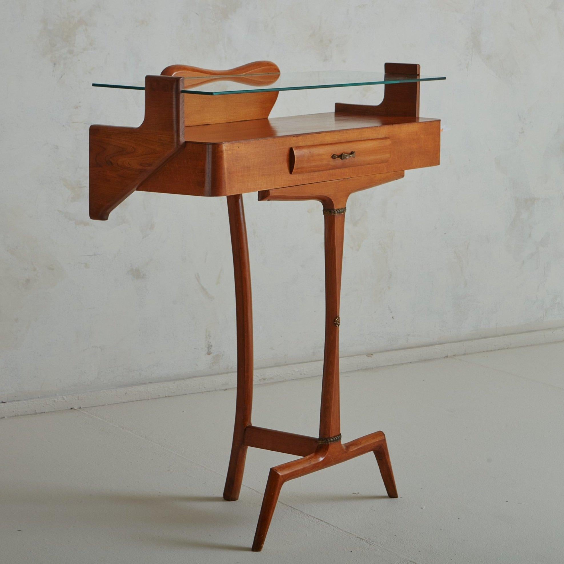 Ein italienischer Konsolentisch aus den 1950er Jahren im Stil von Carlo Di Carli. Dieser Tisch hat einen skulpturalen Rahmen aus schön gemasertem Kirschholz. Er hat eine rechteckige Tischplatte mit herzförmiger Rückwand und zwei Holzaufsätzen auf